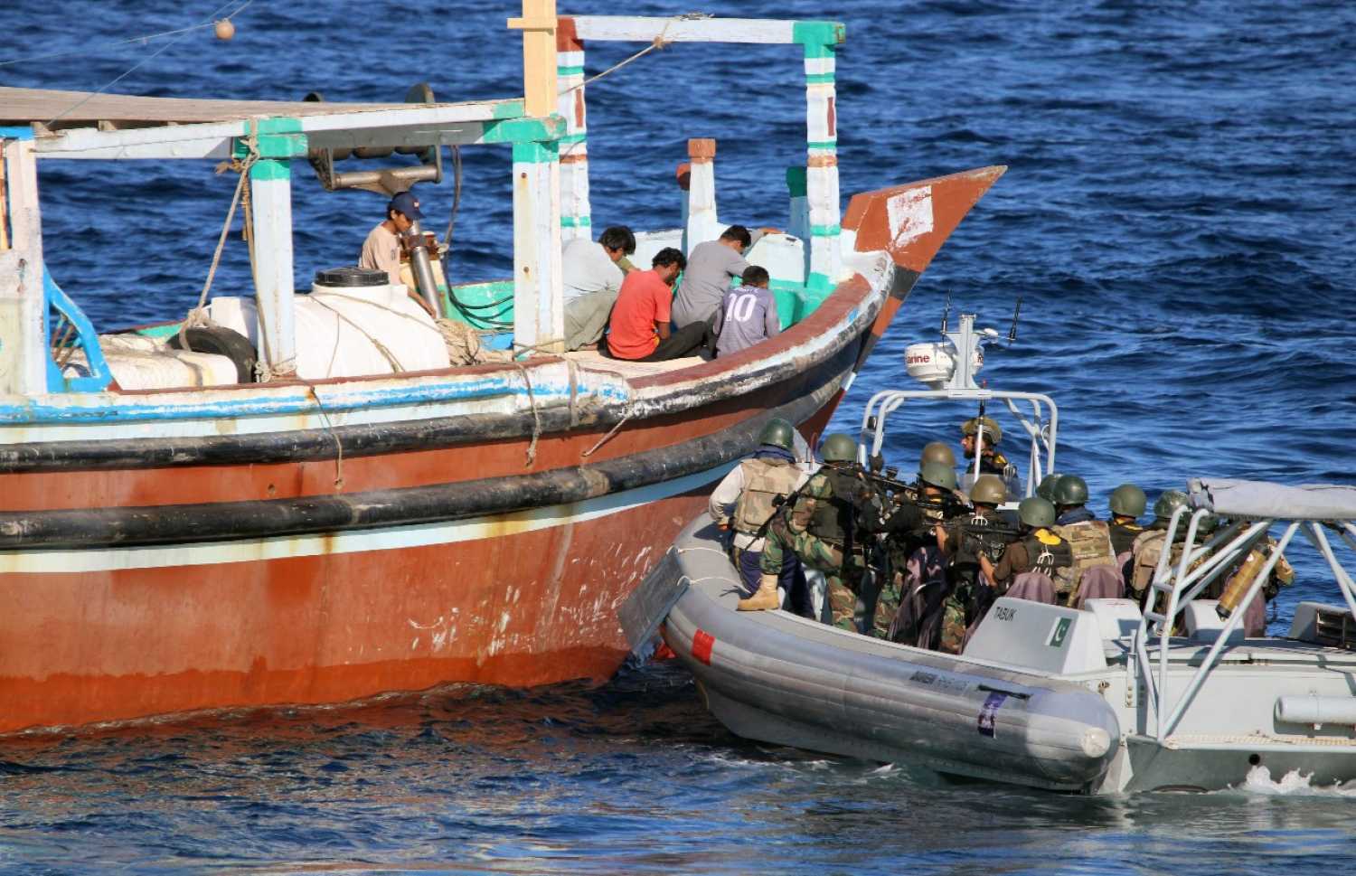 ޕާކިސްތާނުގެ ކަނޑުގެ ސިފައިން އަރަބި ކަނޑުގައި ހިންގި އޮޕަރޭޝަނެއްގައި، މަސްތުވާތަކެތި ހުރި ބޯޓު ހުއްޓުވަނީ. -- ފޮޓޯ: ޕާކިސްތާން ނޭވީ