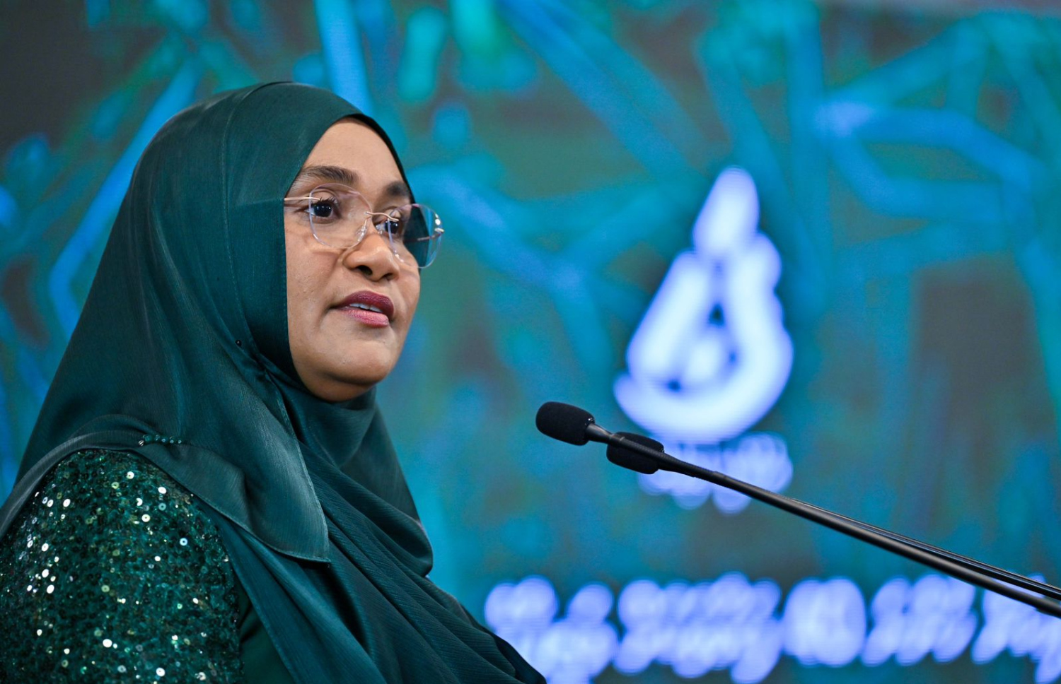 ނުކުޅެދުންތެރިކަން ހުންނަ މީހުންނަށް އެމްޕީއެލް އިން ވަޒީފާ ހަމަޖައްސައިދިން ކަމުގެ ލިޔުން އެ މީހުންނާ ހަވާލުކުރަން ބޭއްވި ރަސްމިއްޔާތުގެ ޝަރަފުވެރި މެހުމާން ފަސްޓް ލޭޑީ ސާޖިދާ ވާހަކަފުޅު ދައްކަވަނީ.---ފޮޓޯ: ރައީސް އޮފީސް