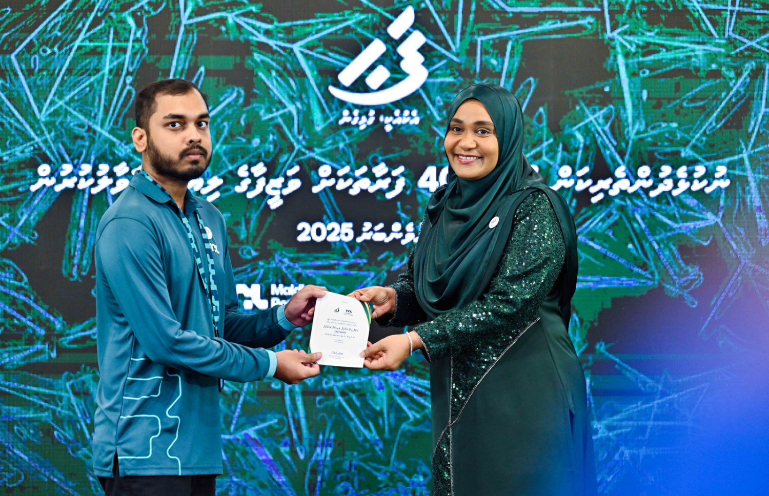 ނުކުޅެދުންތެރިކަން ހުންނަ މީހުންނަށް އެމްޕީއެލް އިން ވަޒީފާ ހަމަޖައްސައިދިން ކަމުގެ ލިޔުން ފަސްޓް ލޭޑީ ސާޖިދާ ހަވާލު ކޮށްދެއްވަނީ.---ފޮޓޯ: ރައީސް އޮފީސް