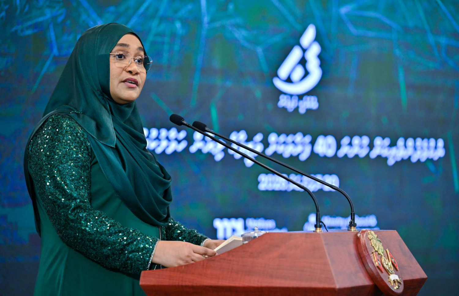 ނުކުޅެދުންތެރިކަން ހުންނަ މީހުންނަށް އެމްޕީއެލް އިން ވަޒީފާ ހަމަޖައްސައިދިން ކަމުގެ ލިޔުން އެ މީހުންނާ ހަވާލުކުރަން ބޭއްވި ރަސްމިއްޔާތުގެ ޝަރަފުވެރި މެހުމާން ފަސްޓް ލޭޑީ ސާޖިދާ ވާހަކަފުޅު ދައްކަވަނީ.---ފޮޓޯ: ރައީސް އޮފީސް