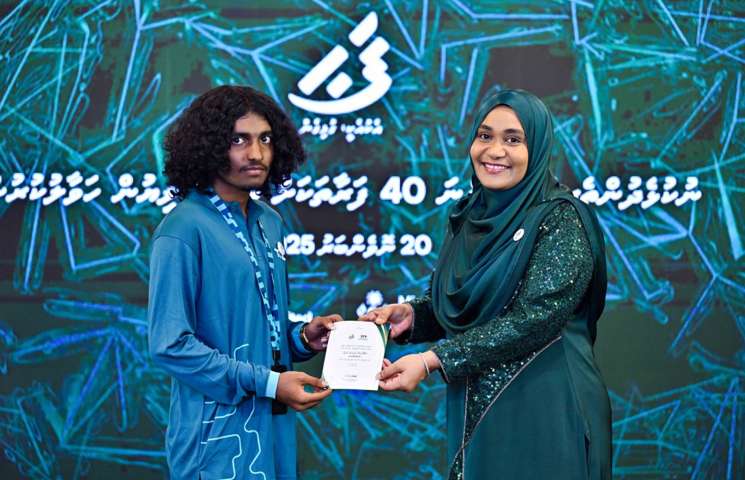 ނުކުޅެދުންތެރިކަން ހުންނަ މީހުންނަށް އެމްޕީއެލް އިން ވަޒީފާ ހަމަޖައްސައިދިން ކަމުގެ ލިޔުން ފަސްޓް ލޭޑީ ސާޖިދާ ހަވާލު ކޮށްދެއްވަނީ.---ފޮޓޯ: ރައީސް އޮފީސް