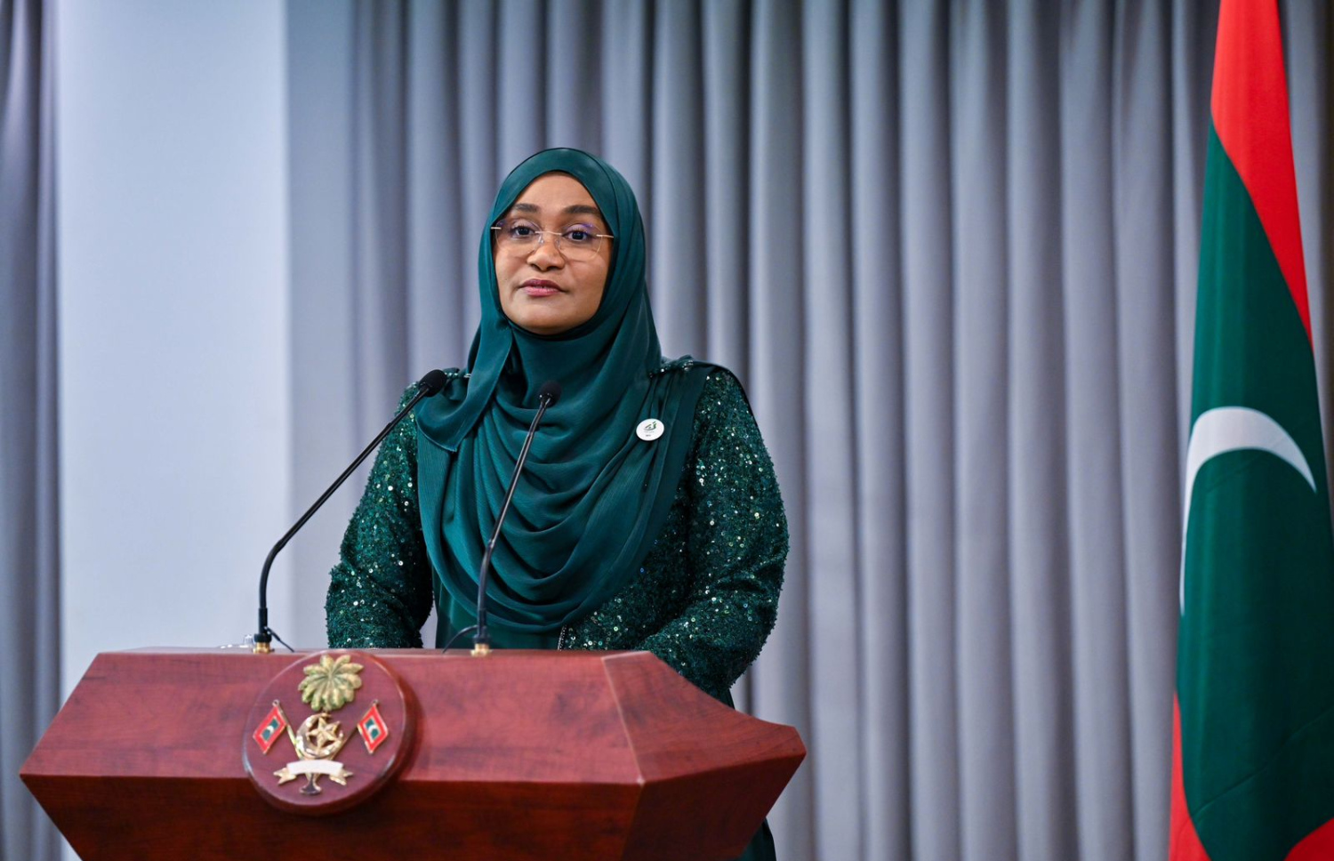 ނުކުޅެދުންތެރިކަން ހުންނަ މީހުންނަށް އެމްޕީއެލް އިން ވަޒީފާ ހަމަޖައްސައިދިން ކަމުގެ ލިޔުން އެ މީހުންނާ ހަވާލުކުރަން ބޭއްވި ރަސްމިއްޔާތުގެ ޝަރަފުވެރި މެހުމާން ފަސްޓް ލޭޑީ ސާޖިދާ ވާހަކަފުޅު ދައްކަވަނީ.---ފޮޓޯ: ރައީސް އޮފީސް