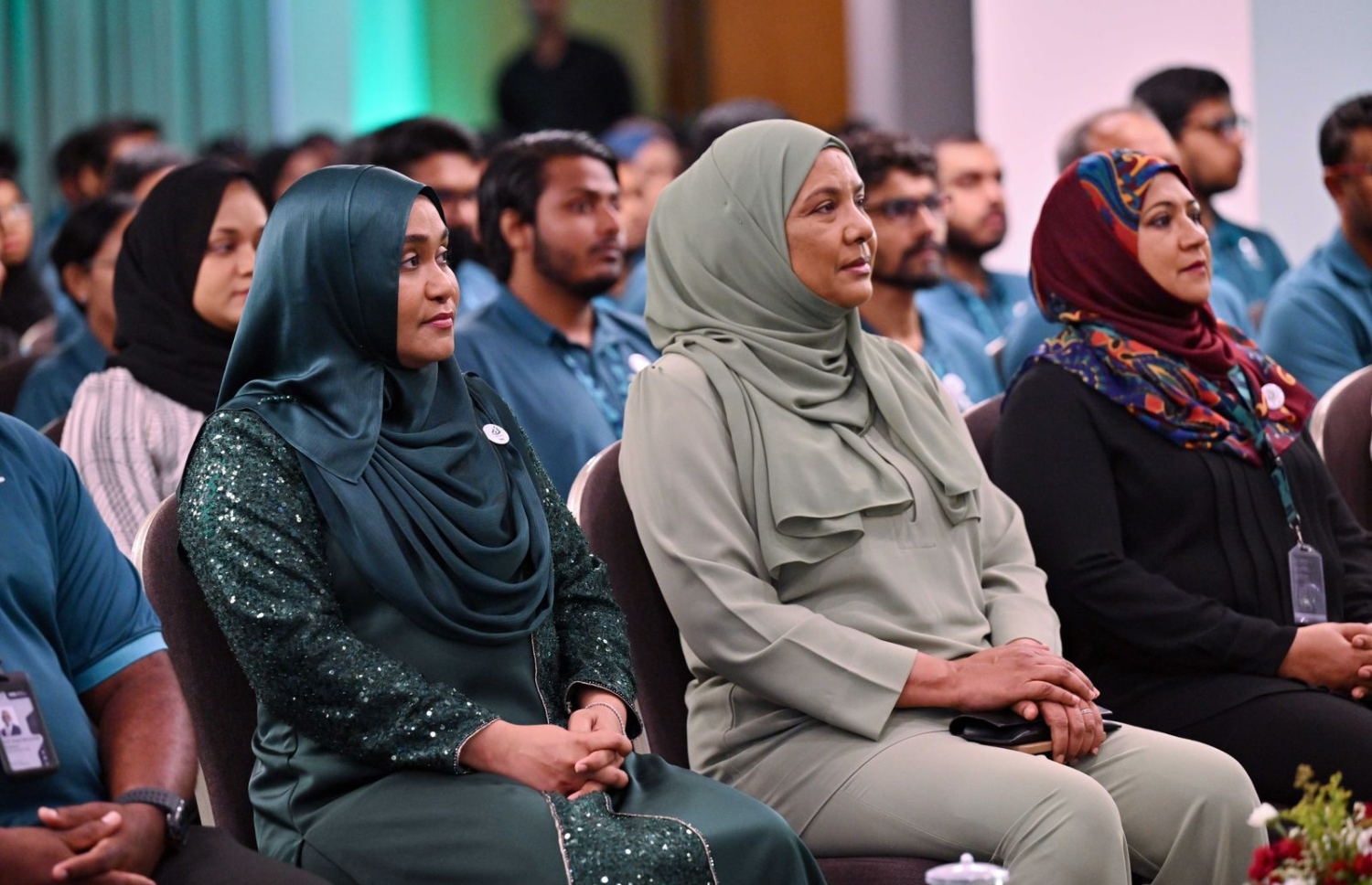 ނުކުޅެދުންތެރިކަން ހުންނަ މީހުންނަށް އެމްޕީއެލް އިން ވަޒީފާ ހަމަޖައްސައިދިން ކަމުގެ ލިޔުން ދިނުމަށް ބޭއްވި ހަފުލާގައި ފަސްޓް ލޭޑީ ސާޖިދާ އާއި ފެމިލީ ޑިވެލޮޕްމަންޓް މިނިސްޓަރު އައިޝަތު ޝިހާމް ބައިވެރިވެވަޑައިގަންނަވަނީ.---ފޮޓޯ: ރައީސް އޮފީސް