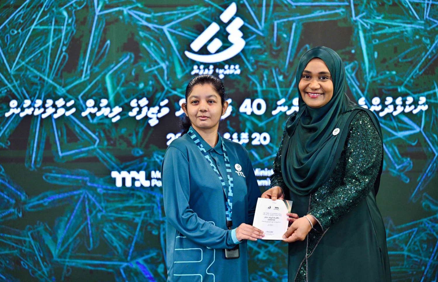 ނުކުޅެދުންތެރިކަން ހުންނަ މީހުންނަށް އެމްޕީއެލް އިން ވަޒީފާ ހަމަޖައްސައިދިން ކަމުގެ ލިޔުން ފަސްޓް ލޭޑީ ސާޖިދާ ހަވާލު ކޮށްދެއްވަނީ.---ފޮޓޯ: ރައީސް އޮފީސް