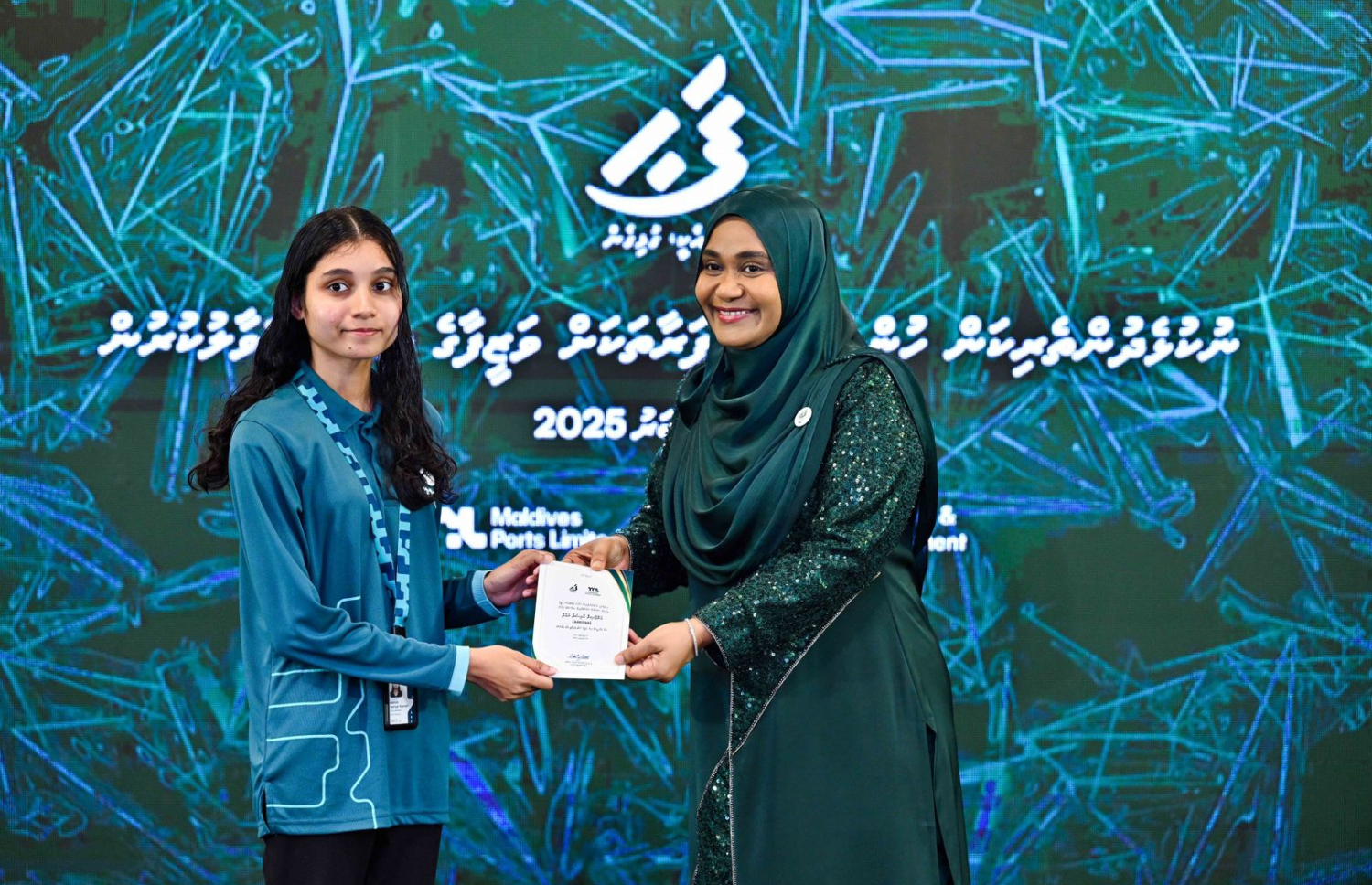 ނުކުޅެދުންތެރިކަން ހުންނަ މީހުންނަށް އެމްޕީއެލް އިން ވަޒީފާ ހަމަޖައްސައިދިން ކަމުގެ ލިޔުން ފަސްޓް ލޭޑީ ސާޖިދާ ހަވާލު ކޮށްދެއްވަނީ.---ފޮޓޯ: ރައީސް އޮފީސް