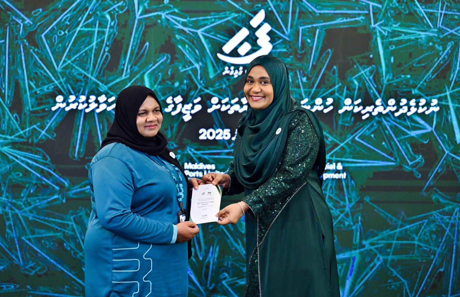 ނުކުޅެދުންތެރިކަން ހުންނަ މީހުންނަށް އެމްޕީއެލް އިން ވަޒީފާ ހަމަޖައްސައިދިން ކަމުގެ ލިޔުން ފަސްޓް ލޭޑީ ސާޖިދާ ހަވާލު ކޮށްދެއްވަނީ.---ފޮޓޯ: ރައީސް އޮފީސް