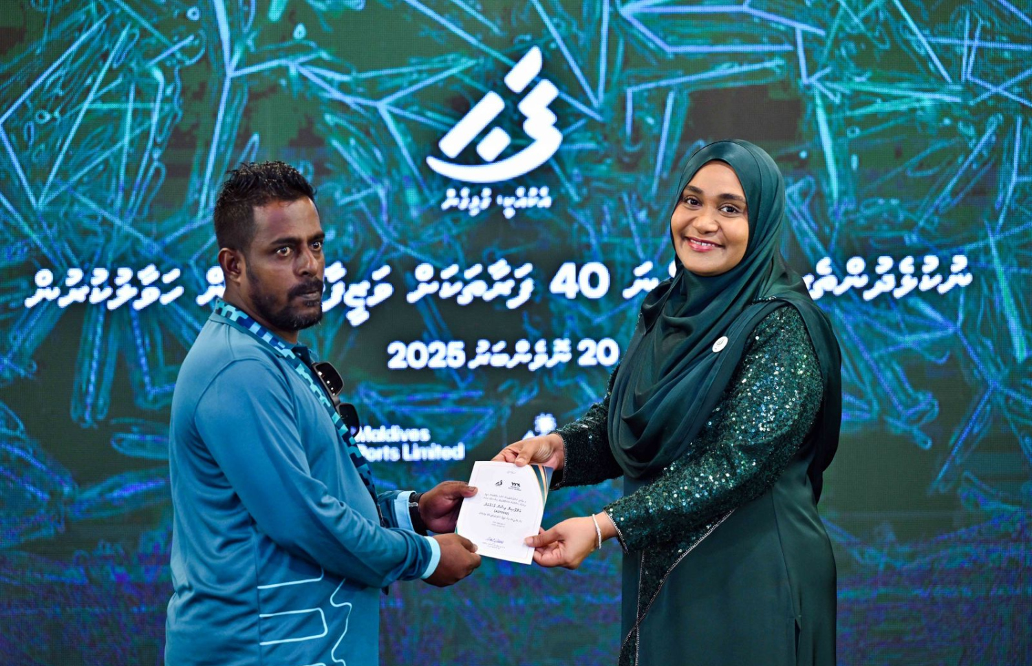 ނުކުޅެދުންތެރިކަން ހުންނަ މީހުންނަށް އެމްޕީއެލް އިން ވަޒީފާ ހަމަޖައްސައިދިން ކަމުގެ ލިޔުން ފަސްޓް ލޭޑީ ސާޖިދާ ހަވާލު ކޮށްދެއްވަނީ.---ފޮޓޯ: ރައީސް އޮފީސް