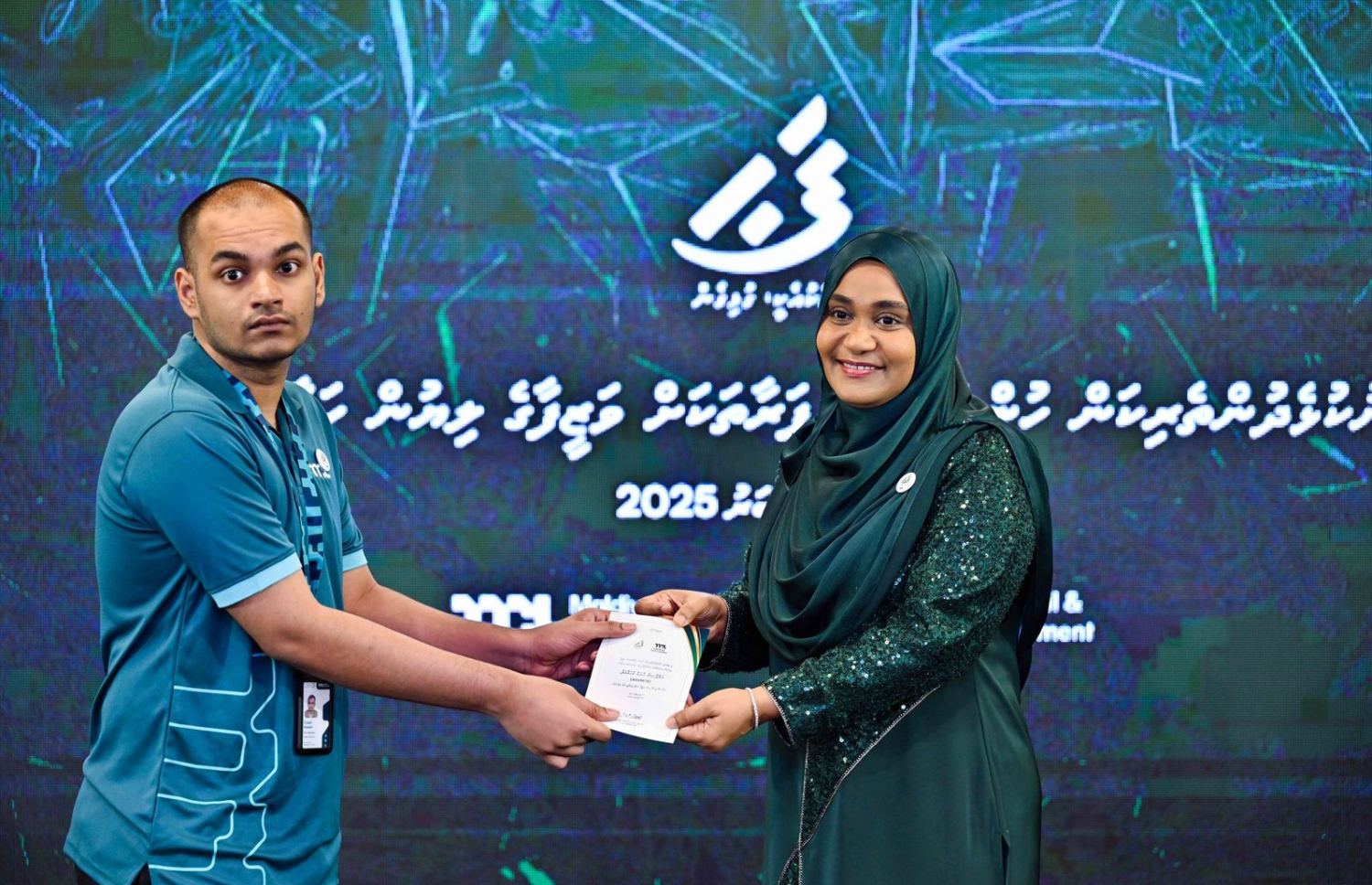 ނުކުޅެދުންތެރިކަން ހުންނަ މީހުންނަށް އެމްޕީއެލް އިން ވަޒީފާ ހަމަޖައްސައިދިން ކަމުގެ ލިޔުން ފަސްޓް ލޭޑީ ސާޖިދާ ހަވާލު ކޮށްދެއްވަނީ.---ފޮޓޯ: ރައީސް އޮފީސް