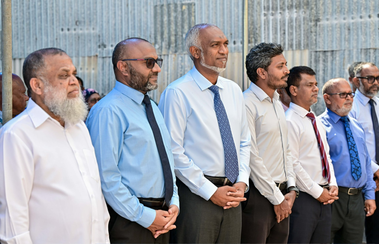 މާލޭގައި ހަދާ ވަގުފް އިމާރާތުގެ ބިންގާ އެޅުމަށް ބޭއްވި ރަސްމިއްޔާތުގައި ރައީސް ޑރ. މުހައްމަދު މުއިއްޒާއި އިސްލާމިކް މިނިސްޓަރު ޑރ. މުހައްމަދު ޝަހީމް އަލީ ސައީދު އަދި މިނިސްޓްރީ އާއި އާރުސީސީގެ އިސްވެރިން --- ފޮޓޯ/ރައީސް އޮފީސް