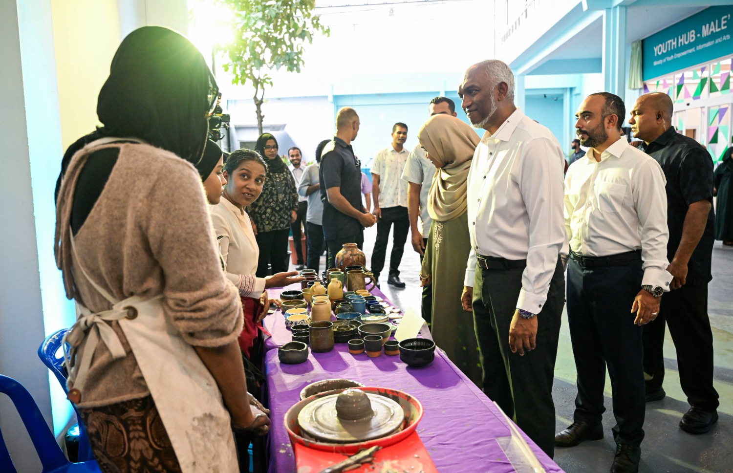 ޒުވާނުންގެ ވެހި ހުޅުވައިދެއްވުމަށްފަހު، ރައީސްގެ ދެކަނބަލުން އެތަން ބައްލަވާލައްވަނީ --- ފޮޓޯ/ރައީސް އޮފީސް