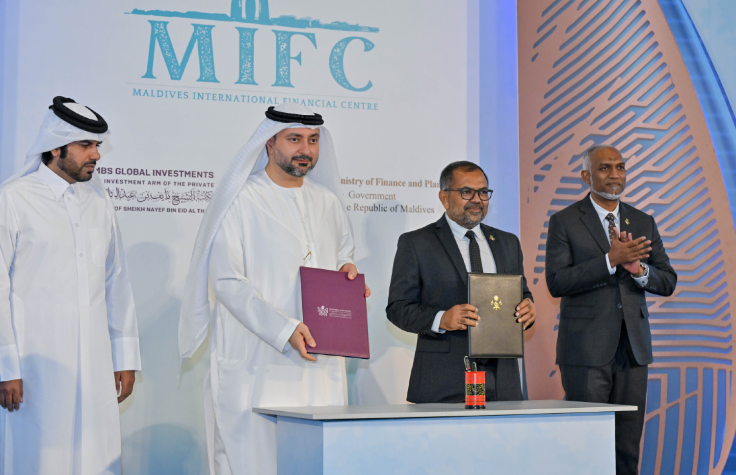 ދިވެހި ސަރުކާރާއި އެމްބީއެސް ގްލޯބަލް އިންވެސްޓްމަންޓްސްއިން 8.8 ބިލިއަން އެމެރިކާ ޑޮލަރުގެ މޯލްޑިވްސް އިންޓަނޭޝަނަލް ފައިނޭންޝަލް ސެންޓަރު ގާއިމުކުރުމުގެ އެއްބަސްވުމުގައި މި އަހަރުގެ މޭ މަހުގެ ފަސްވަނަ ދުވަހު ސޮއިކުރުމަށް ފަހު ފޮޓޯއަކަށް ހުއްޓިވަޑައިގެން.--- ފޮޓޯ: ރައީސް އޮފީސް