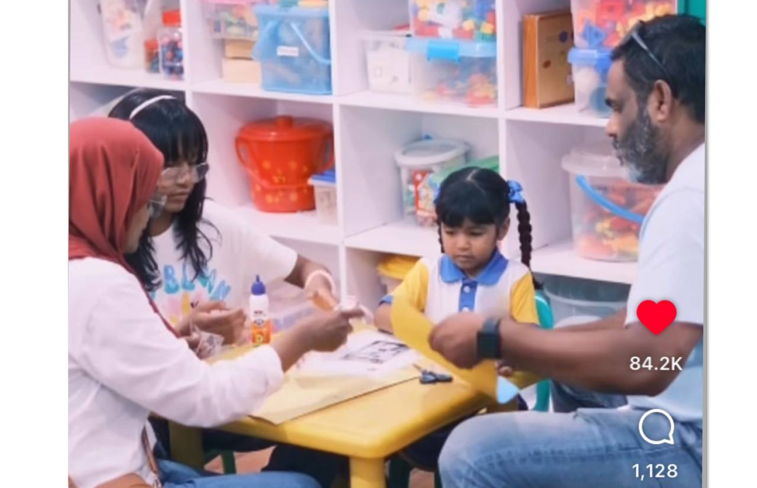 ބަބުލް، އޭނާގެ މަންމަ އާއި ބައްޕައާއެކު ސްކޫލުގައި.