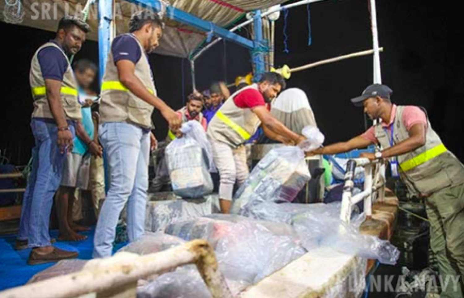 ސްރީ ލަންކާ ސިފައިން އަތުލައިގަތް މަސްތުވާތަކެތި ބޯޓުން ބާލަނީ. -- ފޮޓޯ: ލަންކާ ނޭވީ