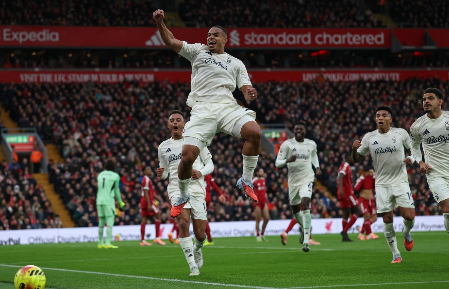 ފޮރެސްޓްގެ މުރީލޯ އެ ޓީމުގެ ފުރަތަމަ ލަނޑު ޖެހުމަށް ފަހު އުފާފާޅުކުރަނީ.-- ފޮޓޯ: އޭއެފްޕީ