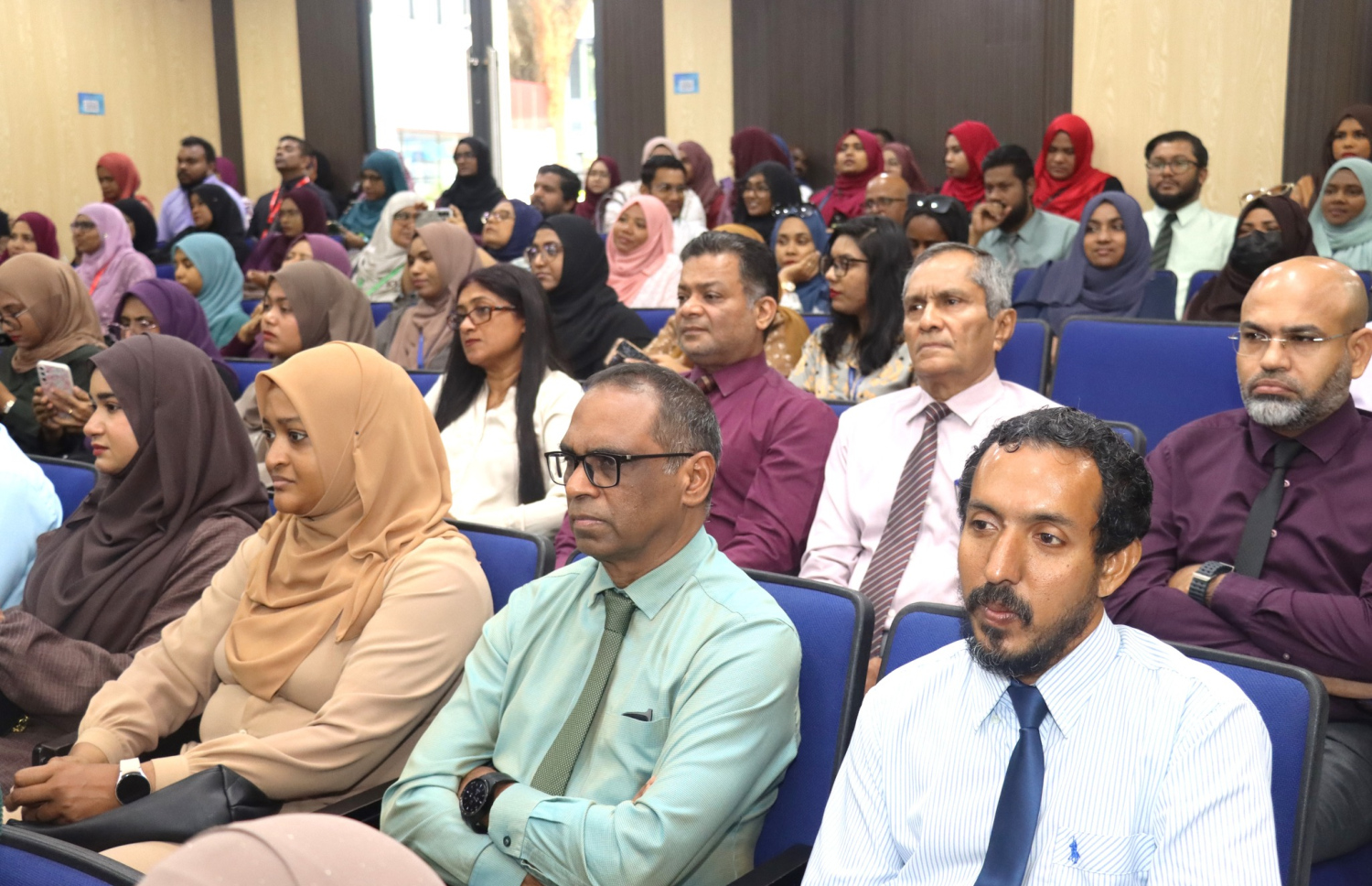 ދައުލަތުގެ މުސާރައިގެ އޮނިގަނޑަށް ގެންނަ ބަދަލުތަކާ ގުޅޭ ގޮތުން މައުލޫމާތު ދިނުމަށް ޕޭ ކޮމިޝަނުން މިދިޔަ އޮކްޓޫބަރު މަހު ބޭއްވި ބައްދަލުވުމަށް ހާޒިރުވި ބައެއް މުވައްޒަފުން.---ފޮޓޯ: ސިވިލް ސާވިސް ޓްރެއިނިން އިންސްޓިޓިއުޓް