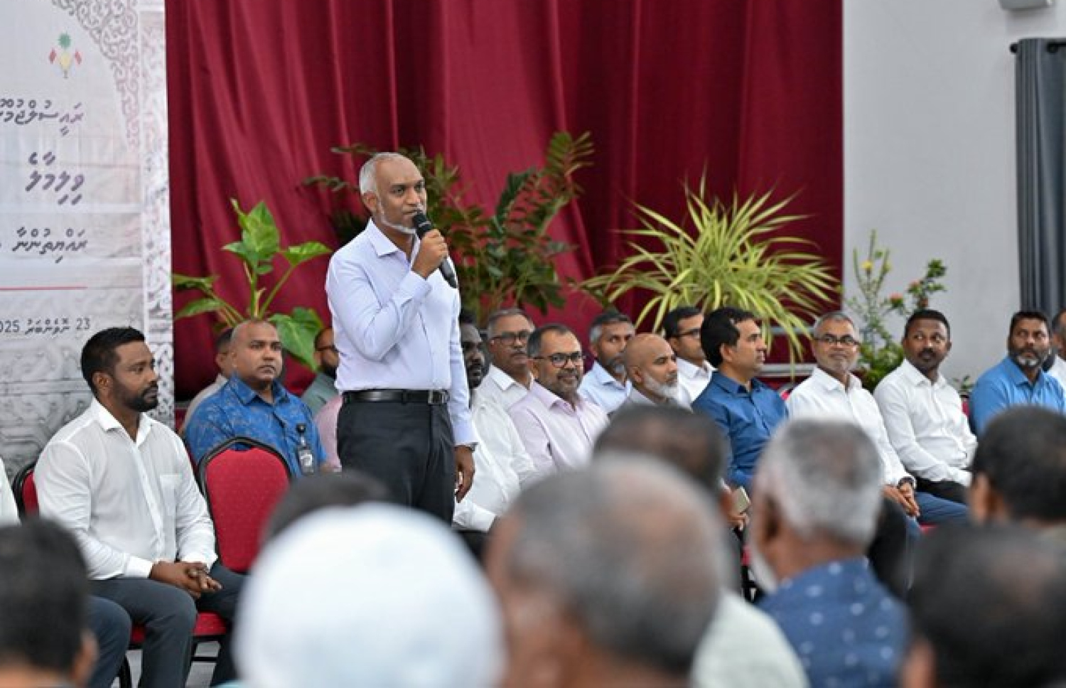 ރައީސް މުއިއްޒު ވިލިމާލެ އަށް ޒިޔާރަތް ކުރައްވައި، އެ އަވަށުގެ ރައްޔިތުންނާ ބައްދަލުކުރައްވަން ބޭއްވި ޖަލްސާގައި ވާހަކަފުޅު ދައްކަވަނީ.---ފޮޓޯ: ރައީސް އޮފީސް