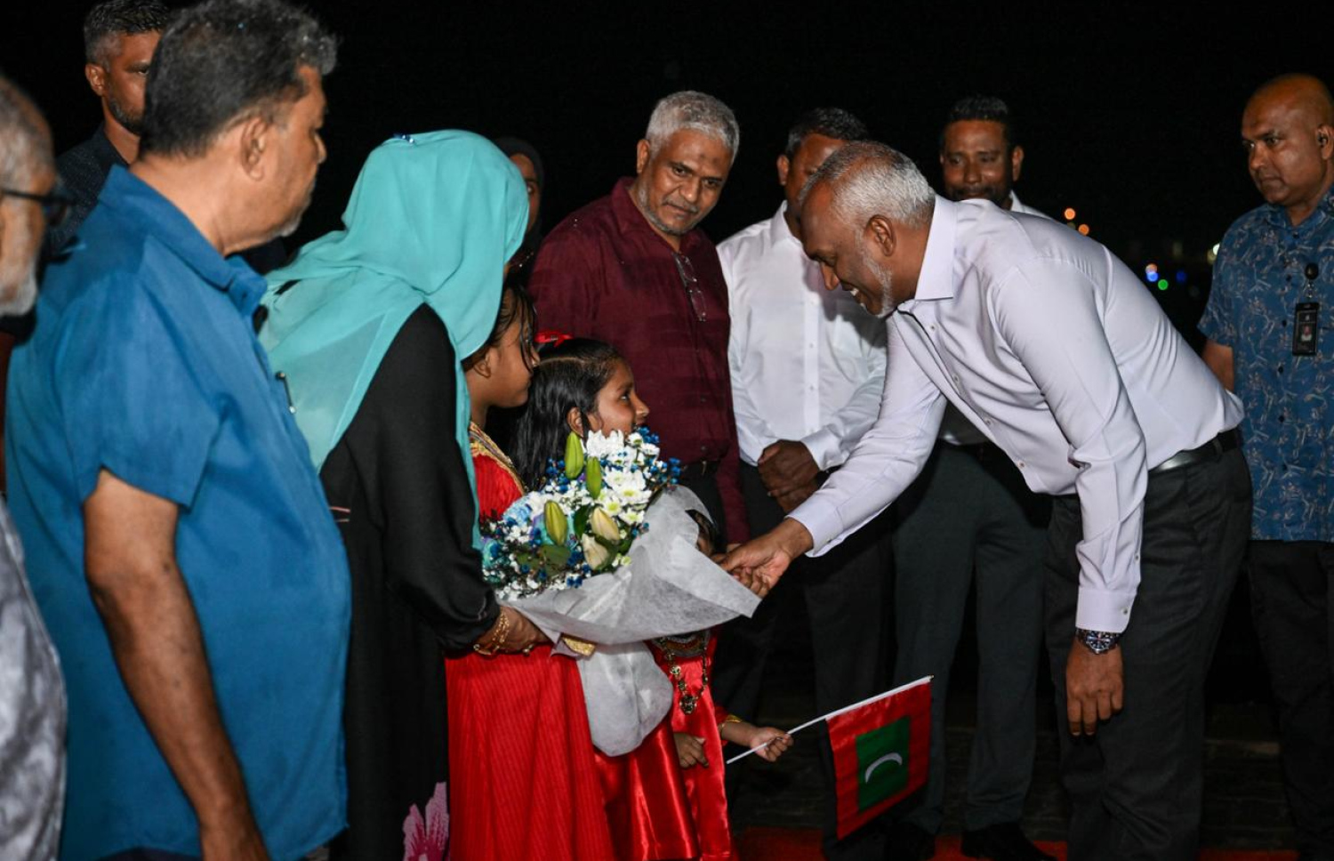 ރައީސް މުއިއްޒު ވިލިމާލޭގެ ރައްޔިތުންނާ ބައްދަލުކުރައްވަން ރޭ އެ އަވަށަށް ވަޑައިގަތުމުން މަރުހަބާ ދެންނެވުމުގެ ގޮތުން ކުޑަކުއްޖަކު މާބޮނޑިއެއް އަރުވަނީ.---ފޮޓޯ: ރައީސް އޮފީސް
