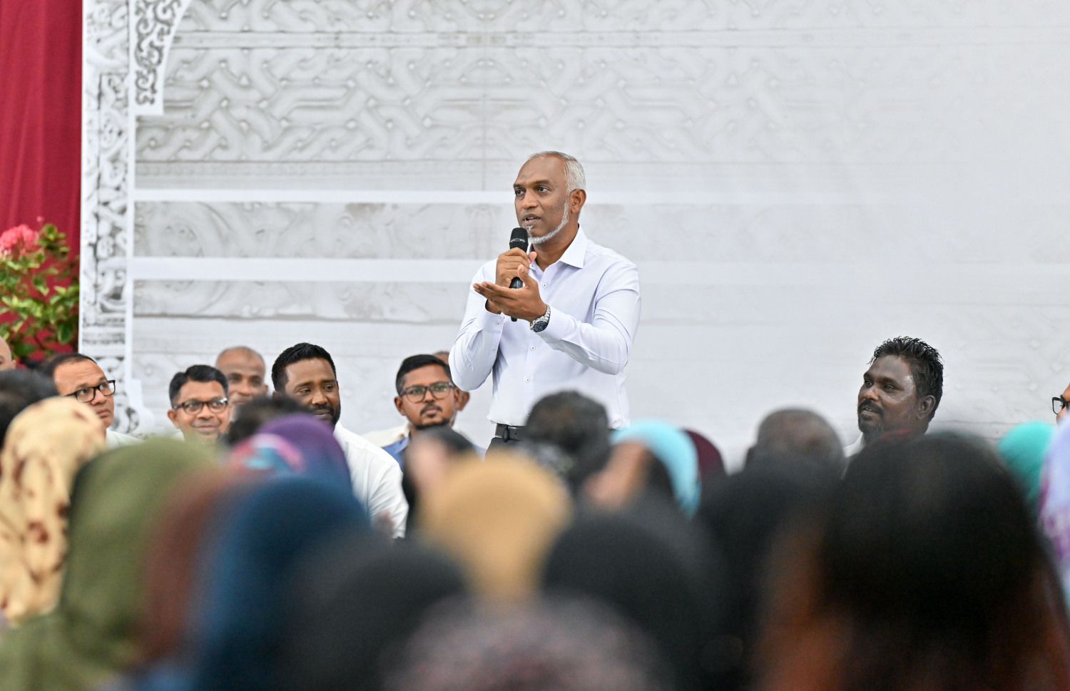 ރައީސް މުއިއްޒު ވިލިމާލެ އަށް ޒިޔާރަތް ކުރައްވައި، އެ އަވަށުގެ ރައްޔިތުންނާ ބައްދަލުކުރައްވަން ބޭއްވި ޖަލްސާގައި ވާހަކަފުޅު ދައްކަވަނީ.---ފޮޓޯ: ރައީސް އޮފީސް