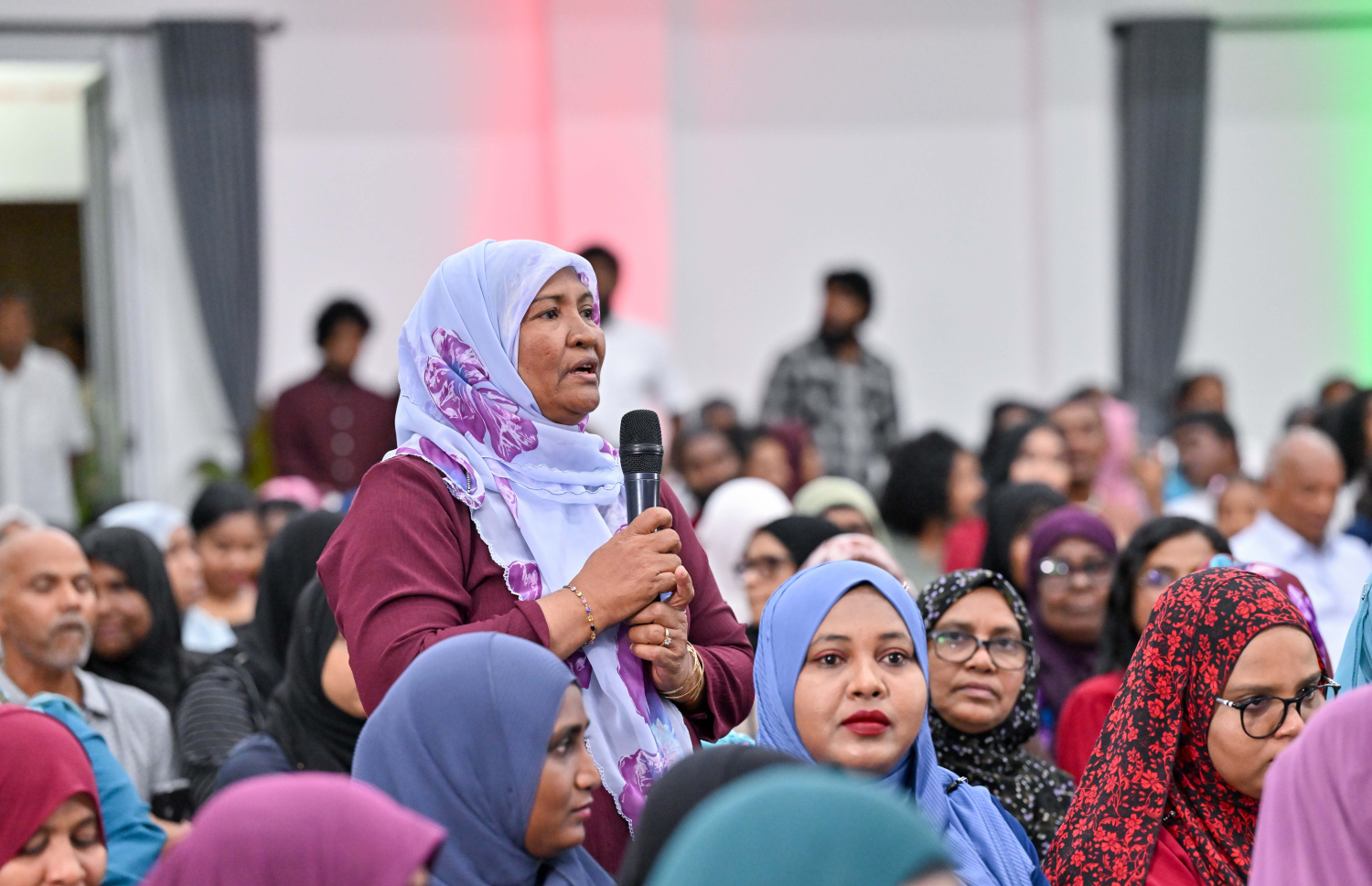 ރައީސް ޑރ. މުހައްމަދު މުއިއްޒު ވިލިމާލެ އަށް ޒިޔާރަތްކުރައްވައި، އެ އަވަށުގެ ރައްޔިތުންނާ އެކު ބޭއްވެވި ބައްދަލުކުރެއްވުން: ރައީސް ވަނީ ވިލިމާލޭގައި ހައުސިން ޔުނިޓް އެ ރަށުގައި ދިރިއުޅޭ އަދި ބޯހިޔާވަހި ކަމަށް އެންމެ ބޭނުން ޖެހިފައިވާ މީހުންނަށް ހާއްސަކުރައްވާނެކަމުގެ ޔަގީންކަން ދެއްވާފައި. – ފޮޓޯ: ރައީސް އޮފީސް