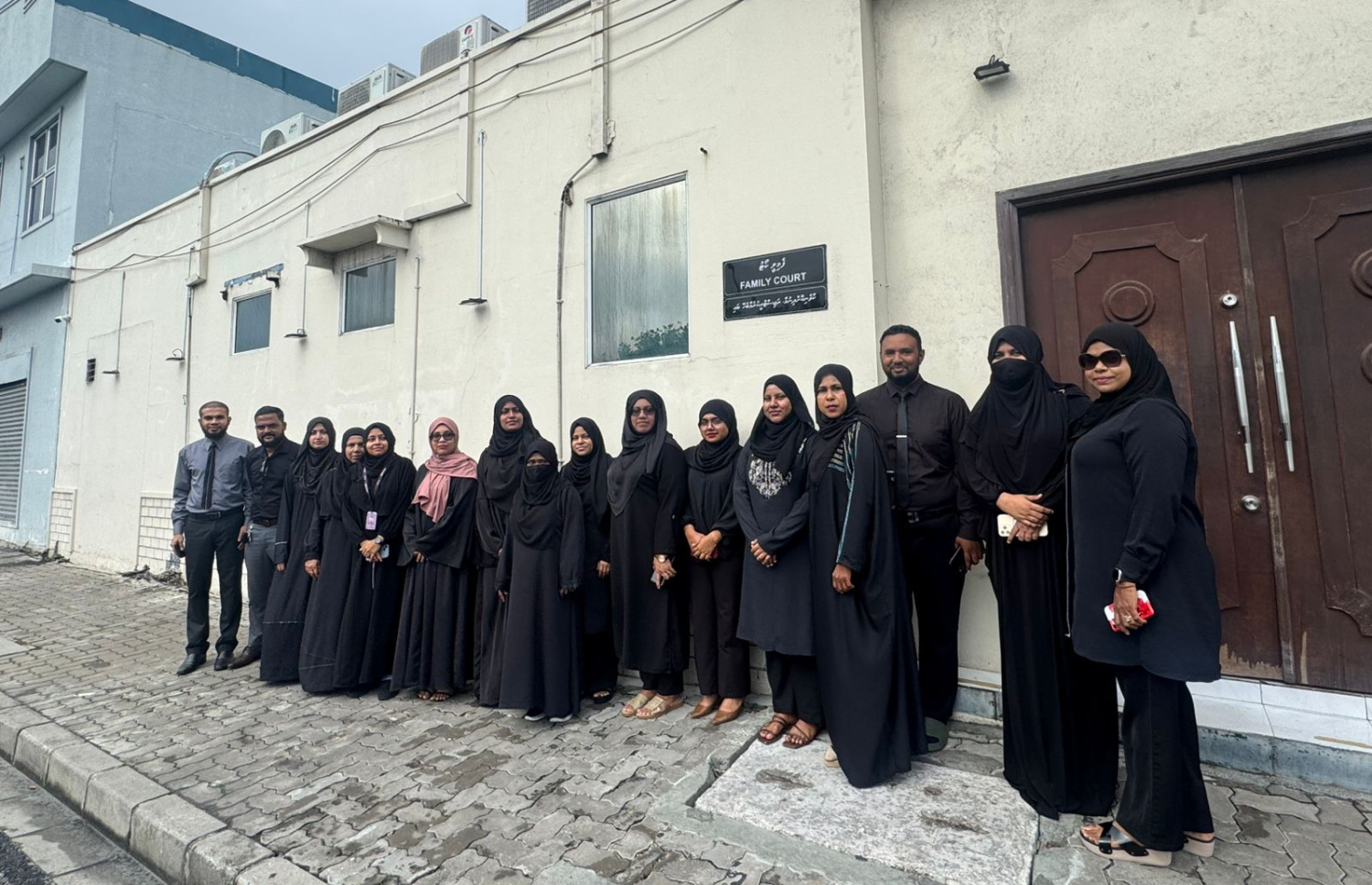 މުސާރައިގެ މައްސަލާގައި ފެމިލީ ކޯޓުގައި މަސައްކަތްކުރާ މުވައްޒަފުން އޮފީހަށް ނުކުތީ ކަޅު ހެދުމުގައި.