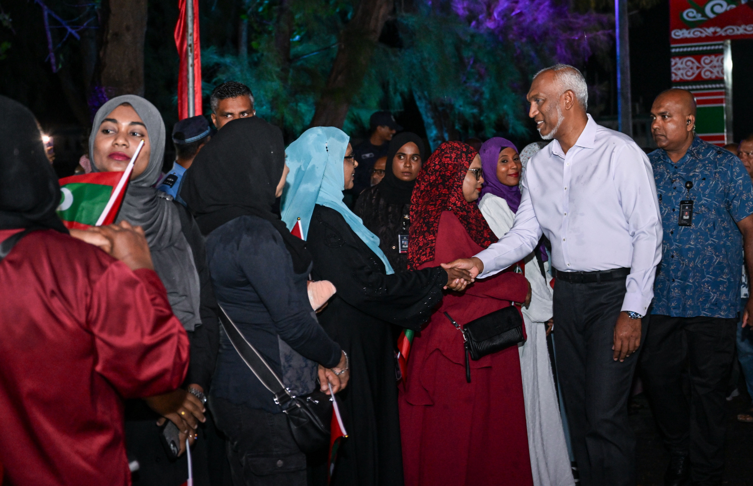 ރައީސް މުއިއްޒު ވިލިމާލޭގެ ރައްޔިތުންނާ ބައްދަލުކުރައްވަން ރޭ އެ އަވަށަށް ވަޑައިގަތުމުން މަރުހަބާ ދަންނަވަނީ.---ފޮޓޯ: ރައީސް އޮފީސް