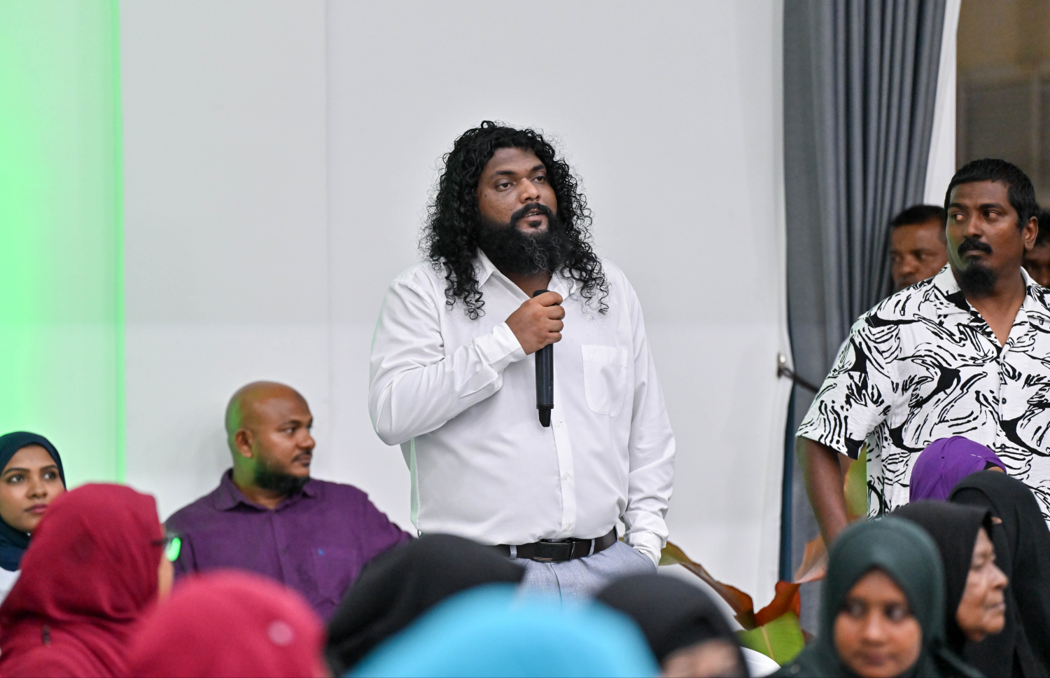 ރައީސް މުއިއްޒު ވިލިމާލެ އަށް ޒިޔާރަތް ކުރައްވައި، އެ އަވަށުގެ ރައްޔިތުންނާ ބައްދަލުކުރައްވަން ބޭއްވި ޖަލްސާ އަށް ދިޔަ މީހަކު ރައީސަށް ސުވާލެއް ދަންނަވާލަނީ.---ފޮޓޯ: ރައީސް އޮފީސް