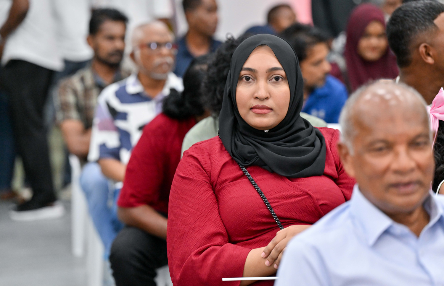 ރައީސް މުއިއްޒު ވިލިމާލެ އަށް ޒިޔާރަތް ކުރައްވައި، އެ އަވަށުގެ ރައްޔިތުންނާ ބައްދަލުކުރައްވަން ބޭއްވި ޖަލްސާ އަށް ހާޒިރުވި ބައެއް މީހުން.---ފޮޓޯ: ރައީސް އޮފީސް