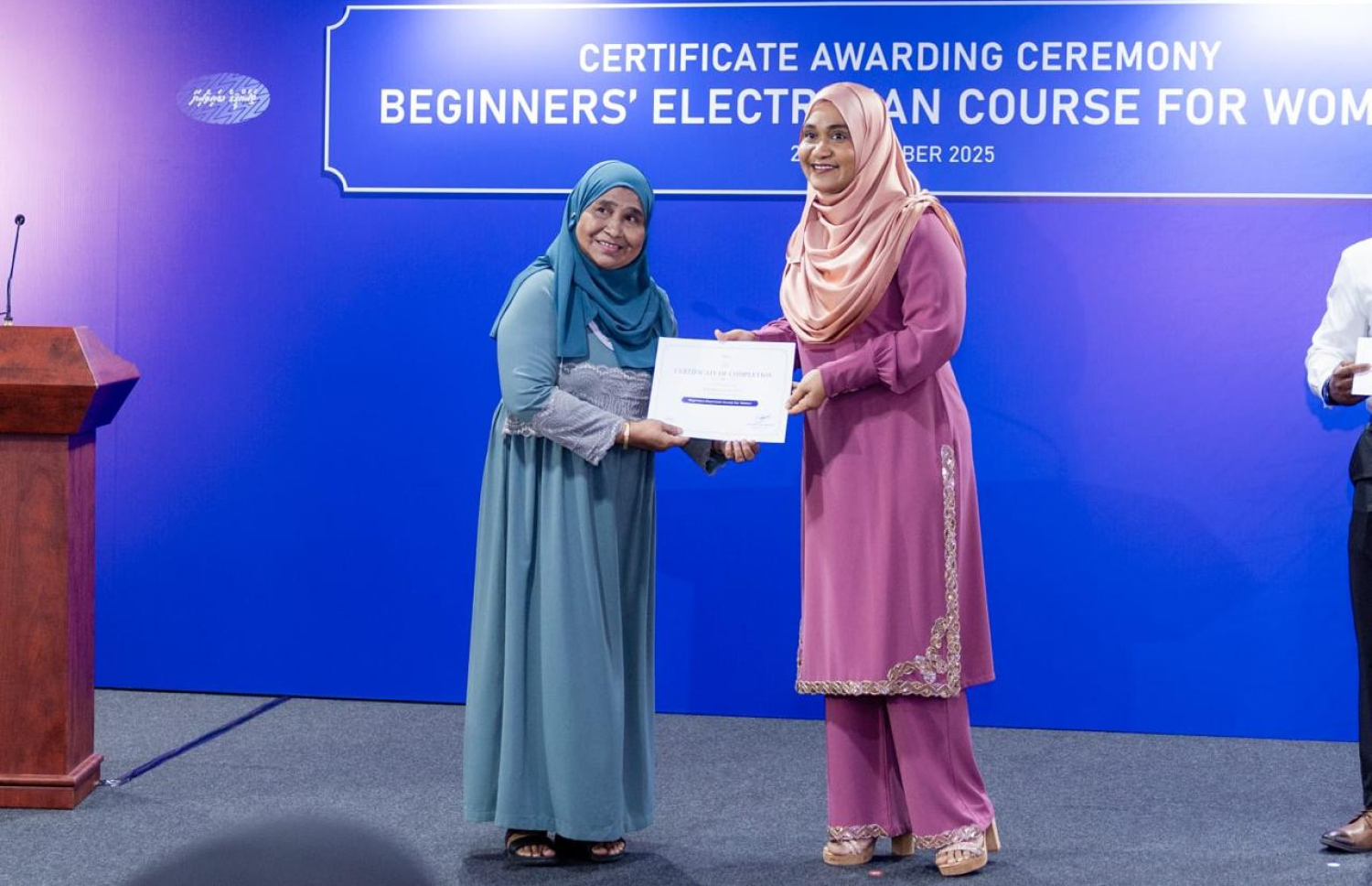 ސްޓެލްކޯ އިން ހިންގި އިލެކްޓްރީޝަން ކޯސްގެ ބައިވެރިއަކަށް ސެޓްފިކެޓް ހަވާލުކޮށް ދެއްވަނީ --- ފޮޓޯ/ސްޓެލްކޯ