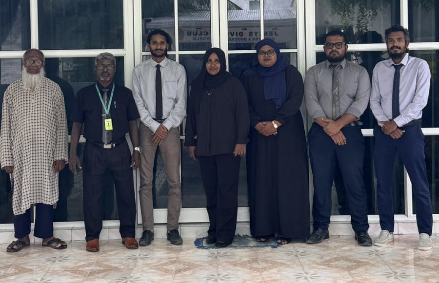 ނޮވެމްބަރު 24، 2025: ދައުލަތުގެ ޕޭ ފްރޭމްވޯކަށް ސަރުކާރުން އެންމެ ފަހުން ގެނައި ބަދަލާ އެކު މުސާރަ ކުޑަވެފައިވާ ކަމަށް ބުނެ، އެކަމުގެ ހިތްހަމަނުޖެހުން ފާޅުކުރުމަށް ރަށެއްގެ މެޖިސްޓްރޭޓް ކޯޓުގައި މަސައްކަތްކުރާ މުވައްޒަފުންތަކެއް ކަޅު ހެދުމުގައި މިއަދު އޮފީހަށް ނުކުމެފައި.-- ފޮޓޯ: ސޯޝަލް މީޑިއާ