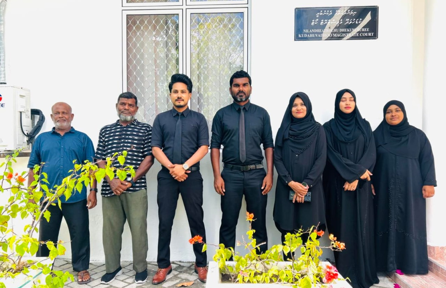 ނޮވެމްބަރު 24، 2025: ދައުލަތުގެ ޕޭ ފްރޭމްވޯކަށް ސަރުކާރުން އެންމެ ފަހުން ގެނައި ބަދަލާ އެކު މުސާރަ ކުޑަވެފައިވާ ކަމަށް ބުނެ ކޯޓުތަކުގެ މުވައްޒަފުން ކުރި އިހުތިޖާޖުގައި ދ. ކުޑަހުވަދޫ ކޯޓުގެ މުވައްޒަފުން ބައިވެރިވަނީ.