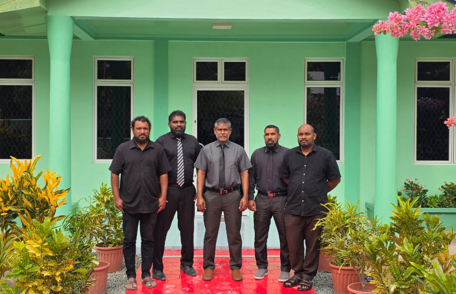 ނޮވެމްބަރު 24، 2025: ދައުލަތުގެ ޕޭ ފްރޭމްވޯކަށް ސަރުކާރުން އެންމެ ފަހުން ގެނައި ބަދަލާ އެކު މި މަހުން ފެށިގެން މުސާރަ ކުޑަވާ ކަމަށް ބުނެ، އެކަމުގެ ހިތްހަމަނުޖެހުން ފާޅުކުރުމަށް ރަށެއްގެ ކޯޓުގައި މަސައްކަތްކުރާ މުވައްޒަފުންތަކެއް ކަޅު ހެދުމުގައި.