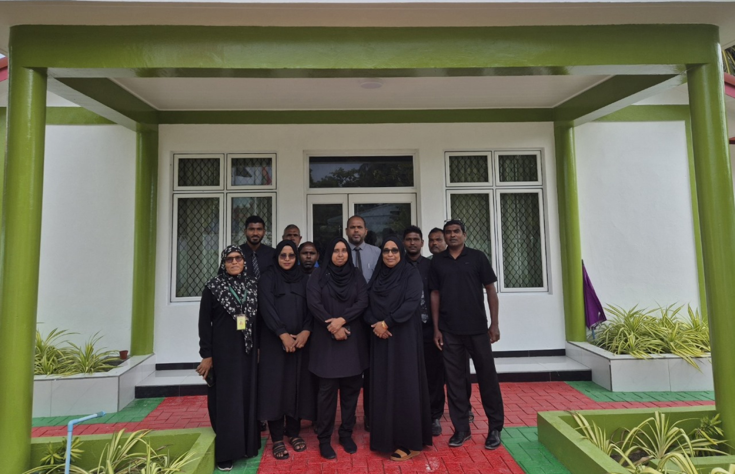 ނޮވެމްބަރު 24، 2025: ދައުލަތުގެ ޕޭ ފްރޭމްވޯކަށް ސަރުކާރުން އެންމެ ފަހުން ގެނައި ބަދަލާ އެކު މި މަހުން ފެށިގެން މުސާރަ ކުޑަވާ ކަމަށް ބުނެ، އެކަމުގެ ހިތްހަމަނުޖެހުން ފާޅުކުރުމަށް، ރަށެއްގެ ކޯޓުގައި މަސައްކަތްކުރާ މުވައްޒަފުން ކަޅު ހެދުމުގައި މިއަދު އޮފީހަށް ނުކުމެފައި.-- ފޮޓޯ: ސޯޝަލް މީޑިއާ