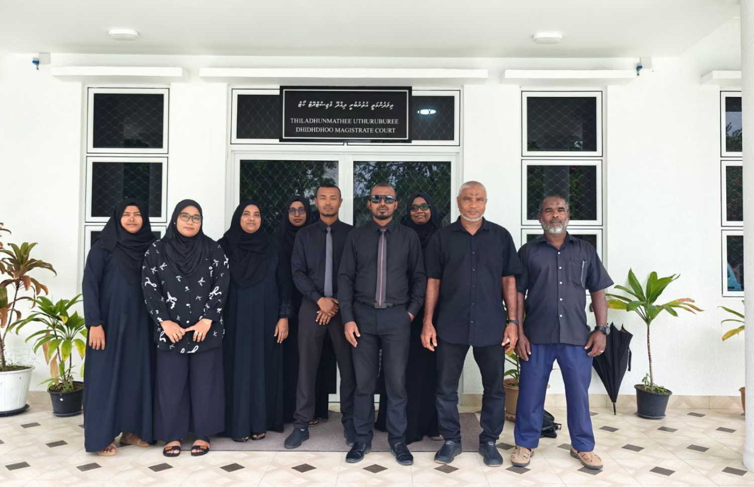 ނޮވެމްބަރު 24، 2025: ދައުލަތުގެ ޕޭ ފްރޭމްވޯކަށް ސަރުކާރުން އެންމެ ފަހުން ގެނައި ބަދަލާ އެކު މުސާރަ ކުޑަވެފައިވާ ކަމަށް ބުނެ، އެކަމުގެ ހިތްހަމަނުޖެހުން ފާޅުކުރުމަށް ހއ. ދިއްދޫ ކޯޓުގައި މަސައްކަތްކުރާ މުވައްޒަފުންތަކެއް ކަޅު ހެދުމުގައި މިއަދު އޮފީހަށް ނުކުމެފައި.-- ފޮޓޯ: ސޯޝަލް މީޑިއާ