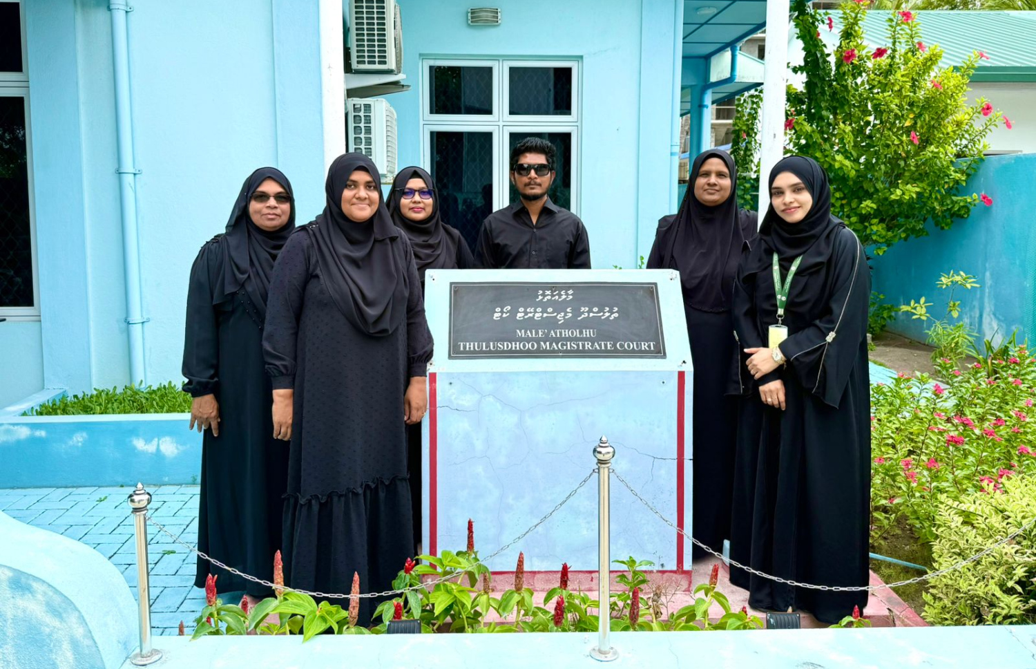 ނޮވެމްބަރު 24، 2025: ދައުލަތުގެ ޕޭ ފްރޭމްވޯކަށް ސަރުކާރުން އެންމެ ފަހުން ގެނައި ބަދަލާ އެކު މުސާރަ ކުޑަވެފައިވާ ކަމަށް ބުނެ، އެކަމުގެ ހިތްހަމަނުޖެހުން ފާޅުކުރުމަށް ކޯޓުތަކުގެ މުވައްޒަފުން ކަޅު ހެދުމުގައި ކުރި އިހުތިޖާޖުގައި ތުލުސްދޫ މެޖިސްޓްރޭޓް ކޯޓުގެ މުވައްޒަފުން ބައިވެރިވަނީ.-- ފޮޓޯ: ސޯޝަލް މީޑިއާ