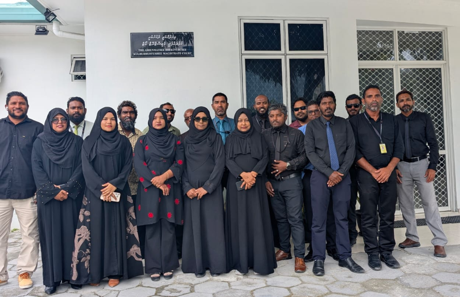 ނޮވެމްބަރު 24، 2025: ދައުލަތުގެ ޕޭ ފްރޭމްވޯކަށް ސަރުކާރުން އެންމެ ފަހުން ގެނައި ބަދަލާ އެކު މުސާރަ ކުޑަވެފައިވާ ކަމަށް ބުނެ، އެކަމުގެ ހިތްހަމަނުޖެހުން ފާޅުކުރުމުގެ ގޮތުން ކުޅުދުއްފުށީ ކޯޓުގައި މަސައްކަތްކުރާ މުވައްޒަފުންތަކެއް ކަޅު ހެދުމުގައި މިއަދު އޮފީހަށް ނުކުމެފައި.-- ފޮޓޯ: ސޯޝަލް މީޑިއާ