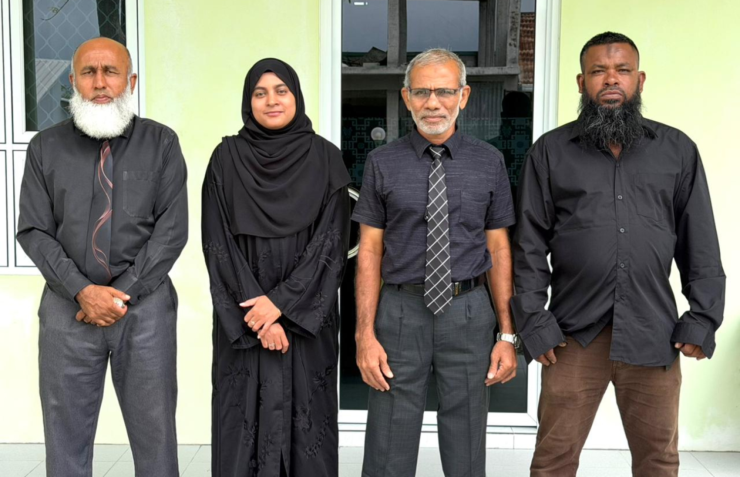 ނޮވެމްބަރު 24، 2025: ދައުލަތުގެ ޕޭ ފްރޭމްވޯކަށް ސަރުކާރުން އެންމެ ފަހުން ގެނައި ބަދަލާ އެކު މި މަހުން ފެށިގެން މުސާރަ ކުޑަވެފައިވާ ކަމަށް ބުނެ، އެކަމުގެ ހިތްހަމަނުޖެހުން ފާޅުކުރުމަށް، ރަށެއްގެ މެޖިސްޓްރޭޓް ކޯޓުގައި މަސައްކަތްކުރާ މުވައްޒަފުންތަކެއް ކަޅު ހެދުމުގައި މިއަދު އޮފީހަށް ނުކުމެފައި.