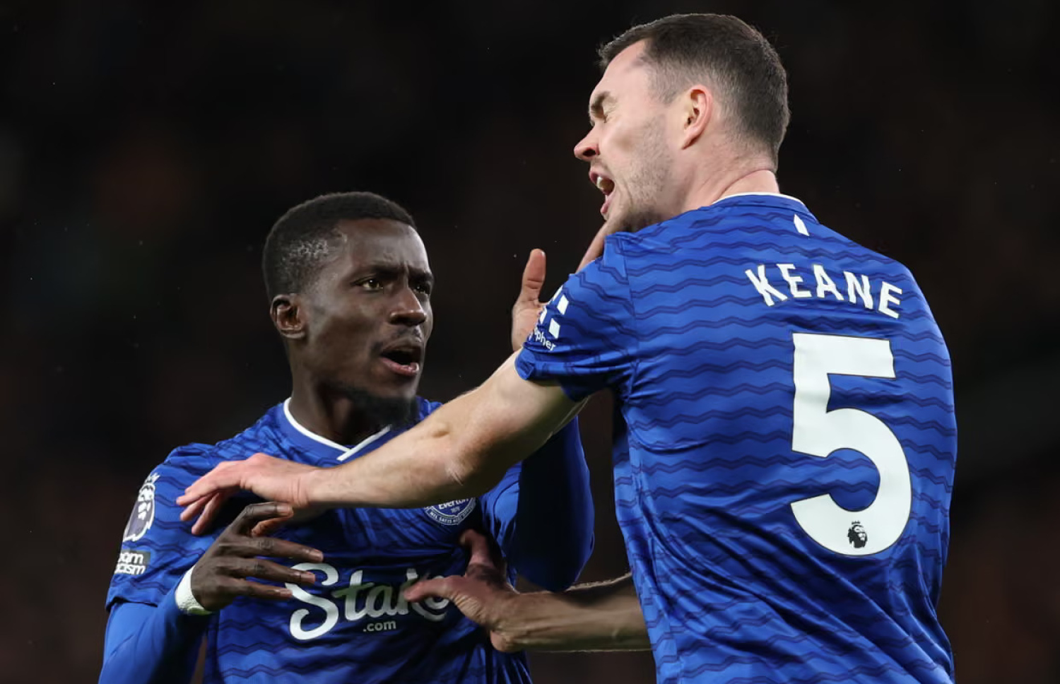 މައިކަލް ކީން (ކ) ގެ މޫނުމަތީގައި އިދްރީސަ ގޭ ޖަހަނީ --- ފޮޓޯ: އީޕީއޭ