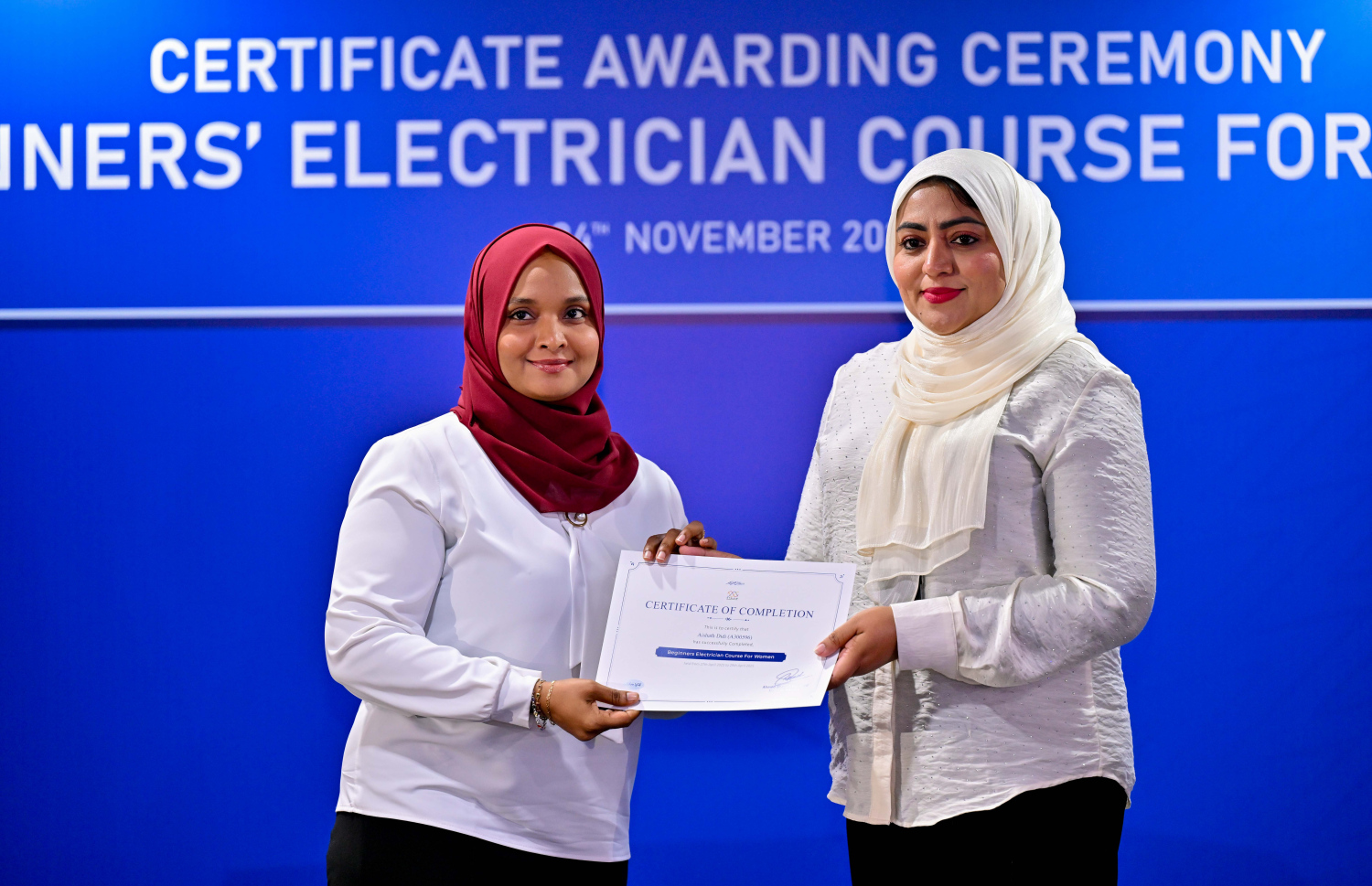 މާލެ: ނޮވެމްބަރު 24، 2025- އަންހެނުންނަށް ހާއްސަކޮށް ސްޓެލްކޯ އިން ބޭއްވި އިލެކްޓްރިޝަން ކޯސް ފުރިހަަކުރި މީހަކާ އެ ކުންފުނީގެ ޑީއެމްޑީ މުޒްނާ ސެޓްފިކެޓު ހަވާލު ކުރައްވަނީ.---ފޮޓޯ: ރައީސް އޮފީސް