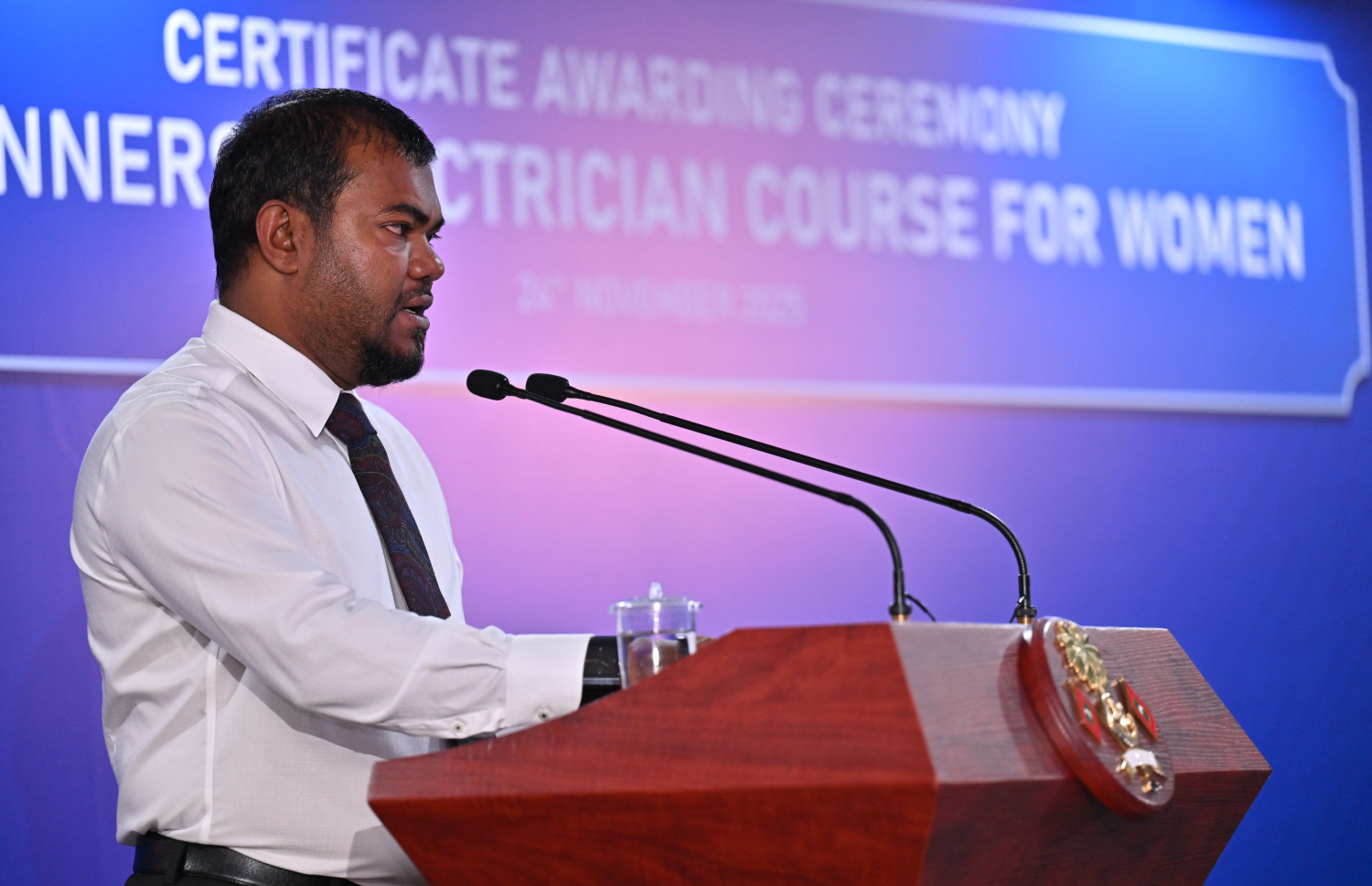 މާލެ: ނޮވެމްބަރު 24، 2025- އަންހެނުންނަށް ހާއްސަކޮށް ސްޓެލްކޯ އިން ބޭއްވި އިލެކްޓްރިޝަން ކޯސް ފުރިހަަކުރި މީހުންނަށް ސެޓްފިކެޓު ދިނުމަށް ބޭއްވި ހަފުލާގައި އެ ކުންފުނީގެ އެމްޑީ ސަމާހު ވާހަކަ ދައްކަވަނީ.---ފޮޓޯ: ރައީސް އޮފީސް