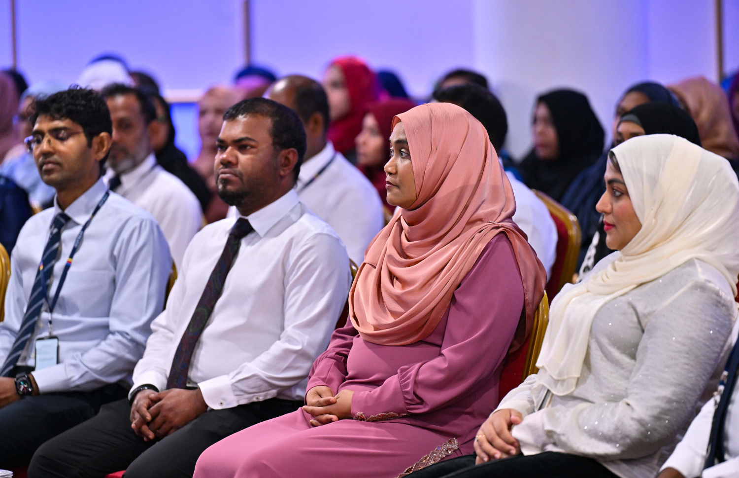 މާލެ: ނޮވެމްބަރު 24، 2025- އަންހެނުންނަށް ހާއްސަކޮށް ސްޓެލްކޯ އިން ބޭއްވި އިލެކްޓްރިޝަން ކޯހުގެ ސެޓްފިކެޓު ދިނުމުގެ ހަފުލާގެ ޝަރަފުވެރި މެހުމާން ފަސްޓް ލޭޑީ ސާޖިދާ އާއި އެ ކުންފުނީގެ އެމްޑީ ސަމާހު އަދި ޑީއެމްޑީ މުޒްނާ ބައިވެރިވެވަޑައިގަންނަވަނީ.---ފޮޓޯ: ރައީސް އޮފީސް