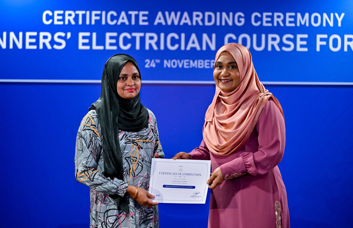 މާލެ: ނޮވެމްބަރު 24، 2025- އަންހެނުންނަށް ހާއްސަކޮށް ސްޓެލްކޯ އިން ބޭއްވި އިލެކްޓްރިޝަން ކޯސް ފުރިހަަކުރި މީހަކާ ފަސްޓް ލޭޑީ ސާޖިދާ ސެޓްފިކެޓު ހަވާލު ކުރައްވަނީ.---ފޮޓޯ: ރައީސް އޮފީސް