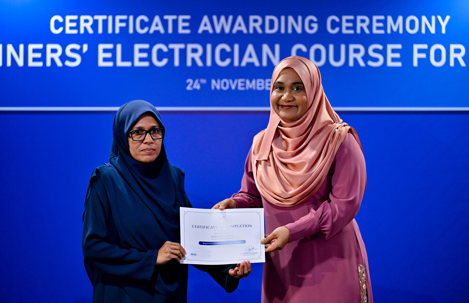 މާލެ: ނޮވެމްބަރު 24، 2025- އަންހެނުންނަށް ހާއްސަކޮށް ސްޓެލްކޯ އިން ބޭއްވި އިލެކްޓްރިޝަން ކޯސް ފުރިހަަކުރި މީހަކާ ފަސްޓް ލޭޑީ ސާޖިދާ ސެޓްފިކެޓު ހަވާލު ކުރައްވަނީ.---ފޮޓޯ: ރައީސް އޮފީސް