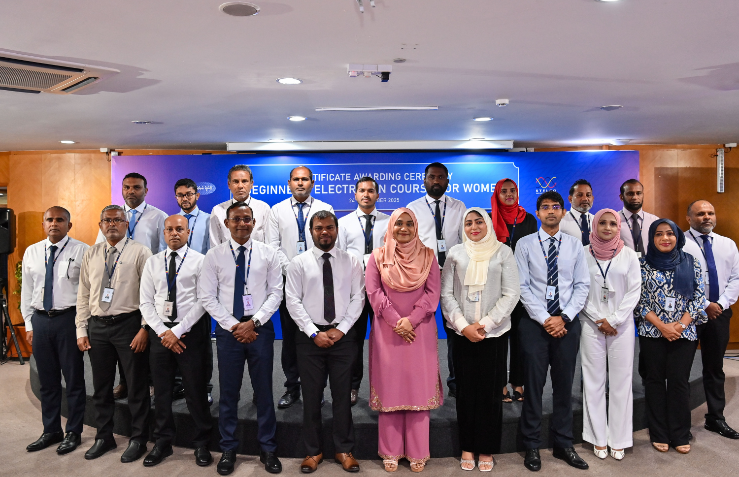 މާލެ: ނޮވެމްބަރު 24، 2025- އަންހެނުންނަށް ހާއްސަކޮށް ސްޓެލްކޯ އިން ބޭއްވި އިލެކްޓްރިޝަން ކޯހުގެ ސެޓްފިކެޓު ދިނުމުގެ ހަފުލާ އަށް ފަހު އެ ކުންފުނީގެ މެނޭޖުމަންޓު ޓީމުގެ ބޭފުޅުން ފަސްޓް ލޭޑީ ސާޖިދާއާ އެކު ފޮޓޯއެއް ނަންގަވަނީ.---ފޮޓޯ: ރައީސް އޮފީސް