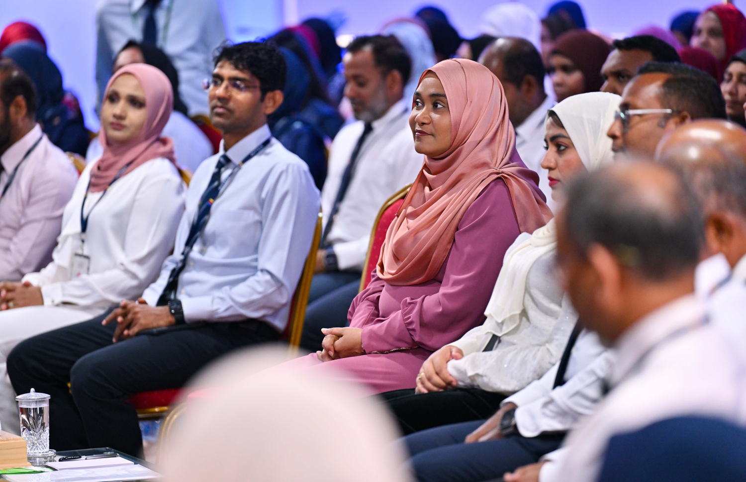 މާލެ: ނޮވެމްބަރު 24، 2025- އަންހެނުންނަށް ހާއްސަކޮށް ސްޓެލްކޯ އިން ބޭއްވި އިލެކްޓްރިޝަން ކޯސް ފުރިހަަކުރި މީހުންނަށް ސެޓްފިކެޓު ދިނުމުގެ ހަފުލާގެ ޝަރަފުވެރި މެހުމާން ފަސްޓް ލޭޑީ ސާޖިދާ.---ފޮޓޯ: ރައީސް އޮފީސް