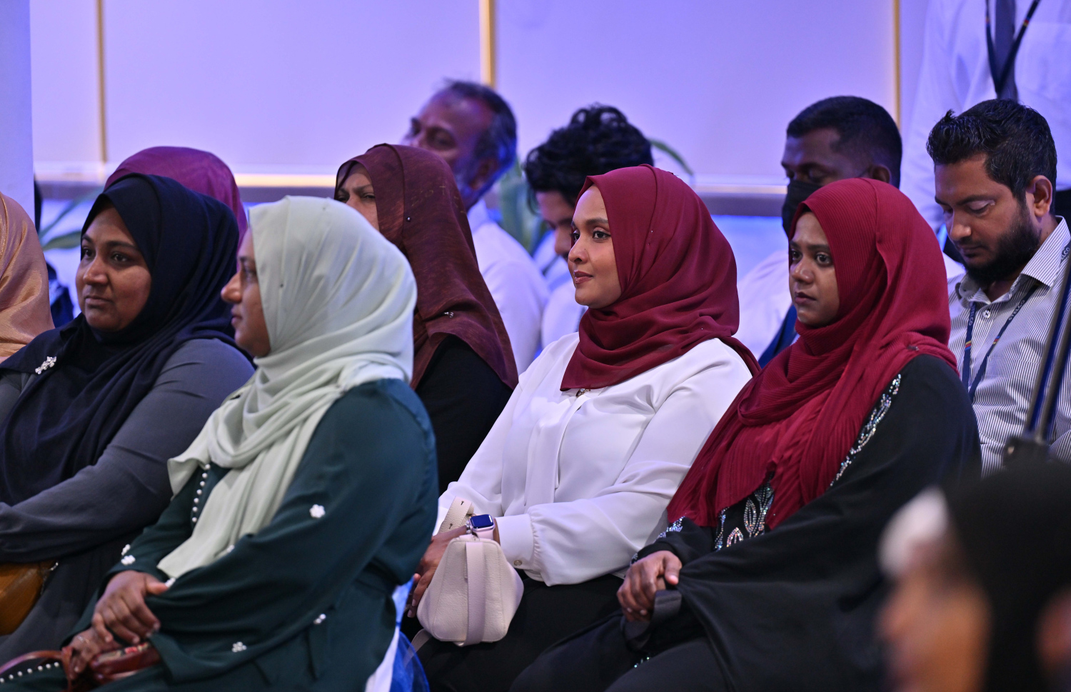 މާލެ: ނޮވެމްބަރު 24، 2025- އަންހެނުންނަށް ހާއްސަކޮށް ސްޓެލްކޯ އިން ބޭއްވި އިލެކްޓްރިޝަން ކޯހުގެ ސެޓްފިކެޓު ދިނުމުގެ ހަފުލާ އަށް ދިޔަ ބައެއް މީހުން.---ފޮޓޯ: ރައީސް އޮފީސް