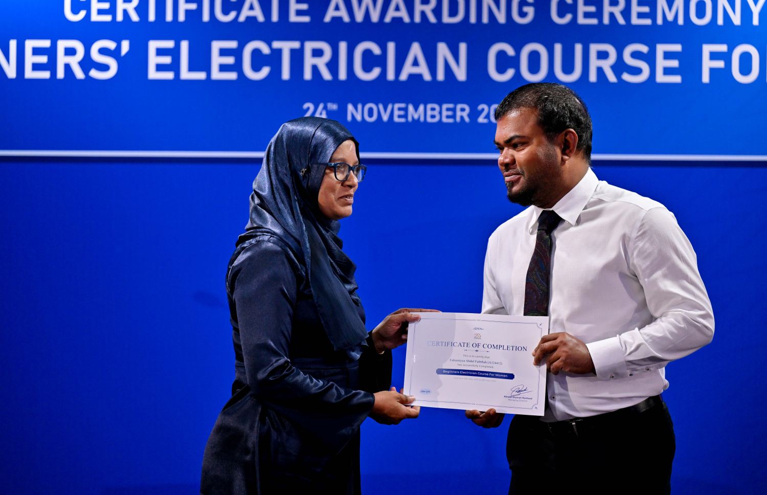 މާލެ: ނޮވެމްބަރު 24، 2025- އަންހެނުންނަށް ހާއްސަކޮށް ސްޓެލްކޯ އިން ބޭއްވި އިލެކްޓްރިޝަން ކޯސް ފުރިހަަކުރި މީހަކާ އެ ކުންފުނީގެ މެނޭޖިން ޑިރެކްޓަރު ސަމާހު ސެޓްފިކެޓު ހަވާލު ކުރައްވަނީ.---ފޮޓޯ: ރައީސް އޮފީސް