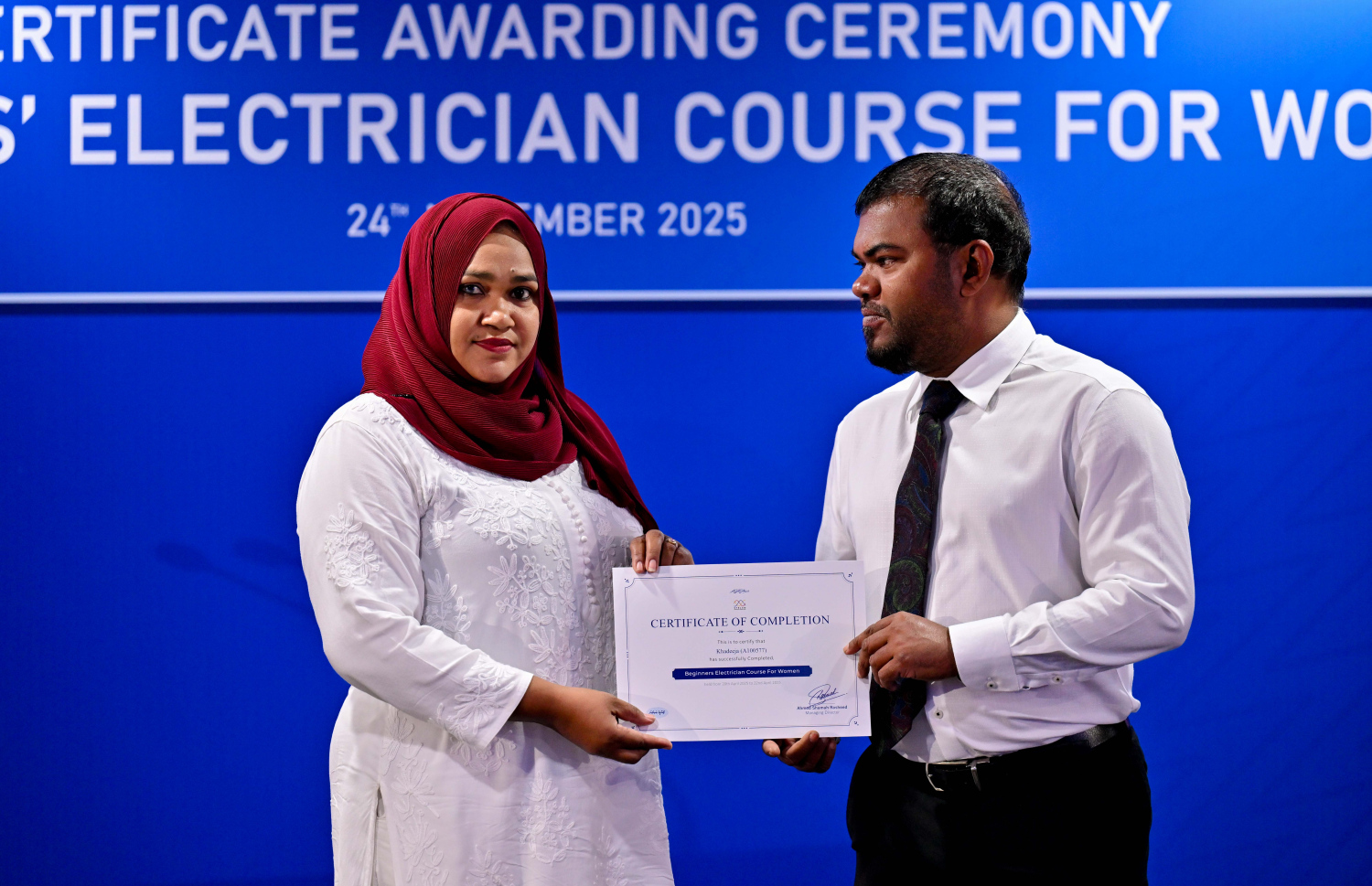 މާލެ: ނޮވެމްބަރު 24، 2025- އަންހެނުންނަށް ހާއްސަކޮށް ސްޓެލްކޯ އިން ބޭއްވި އިލެކްޓްރިޝަން ކޯސް ފުރިހަަކުރި މީހަކާ އެ ކުންފުނީގެ މެނޭޖިން ޑިރެކްޓަރު ސަމާހު ސެޓްފިކެޓު ހަވާލު ކުރައްވަނީ.---ފޮޓޯ: ރައީސް އޮފީސް