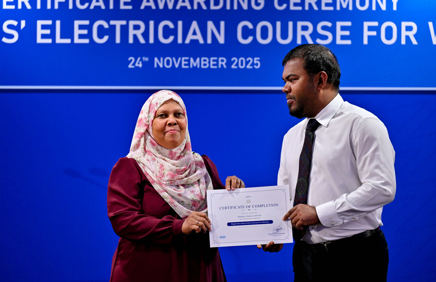 މާލެ: ނޮވެމްބަރު 24، 2025- އަންހެނުންނަށް ހާއްސަކޮށް ސްޓެލްކޯ އިން ބޭއްވި އިލެކްޓްރިޝަން ކޯސް ފުރިހަަކުރި މީހަކާ އެ ކުންފުނީގެ މެނޭޖިން ޑިރެކްޓަރު ސަމާހު ސެޓްފިކެޓު ހަވާލު ކުރައްވަނީ.---ފޮޓޯ: ރައީސް އޮފީސް