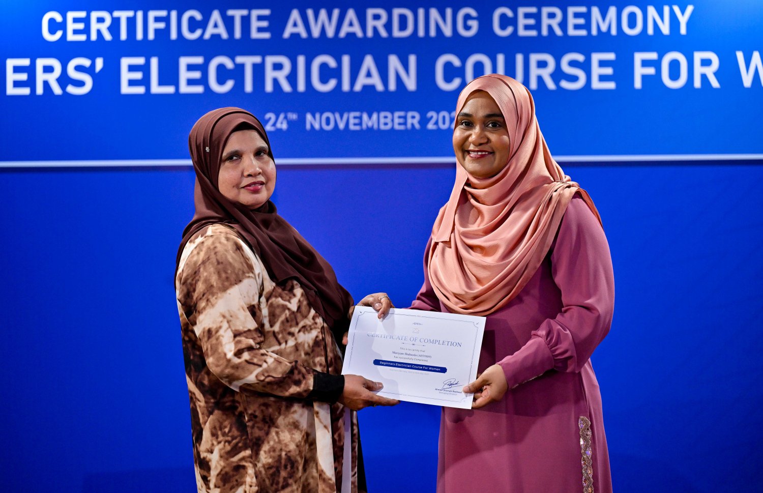 މާލެ: ނޮވެމްބަރު 24، 2025- އަންހެނުންނަށް ހާއްސަކޮށް ސްޓެލްކޯ އިން ބޭއްވި އިލެކްޓްރިޝަން ކޯސް ފުރިހަަކުރި މީހަކާ ފަސްޓް ލޭޑީ ސާޖިދާ ސެޓްފިކެޓު ހަވާލު ކުރައްވަނީ.---ފޮޓޯ: ރައީސް އޮފީސް