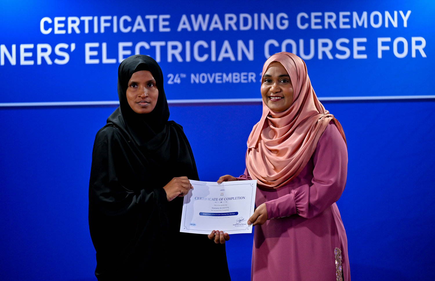 މާލެ: ނޮވެމްބަރު 24، 2025- އަންހެނުންނަށް ހާއްސަކޮށް ސްޓެލްކޯ އިން ބޭއްވި އިލެކްޓްރިޝަން ކޯސް ފުރިހަަކުރި މީހަކާ ފަސްޓް ލޭޑީ ސާޖިދާ ސެޓްފިކެޓު ހަވާލު ކުރައްވަނީ.---ފޮޓޯ: ރައީސް އޮފީސް